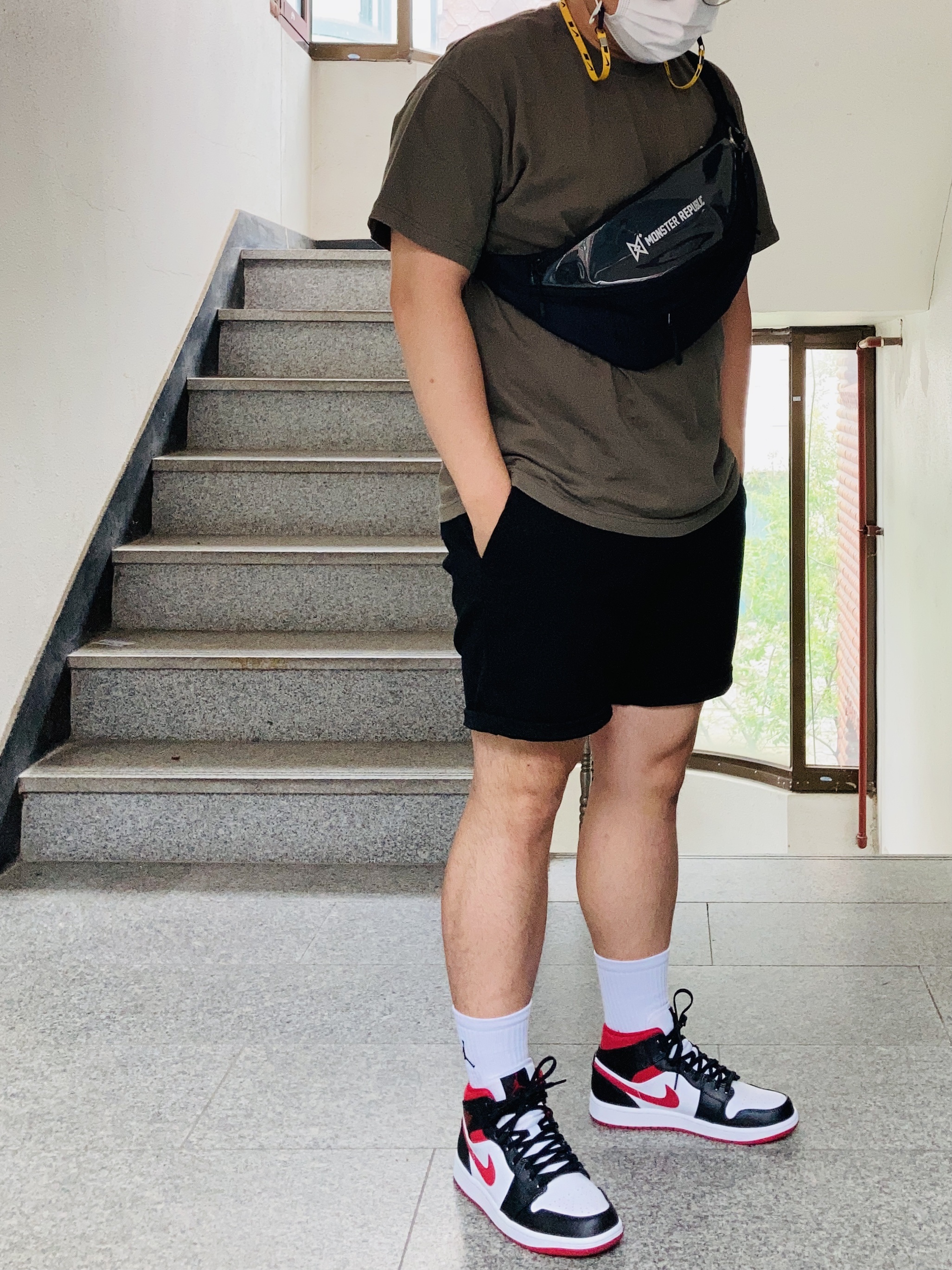 Jordan 1 Mid Gym Red Black White 착용 스타일 - 2