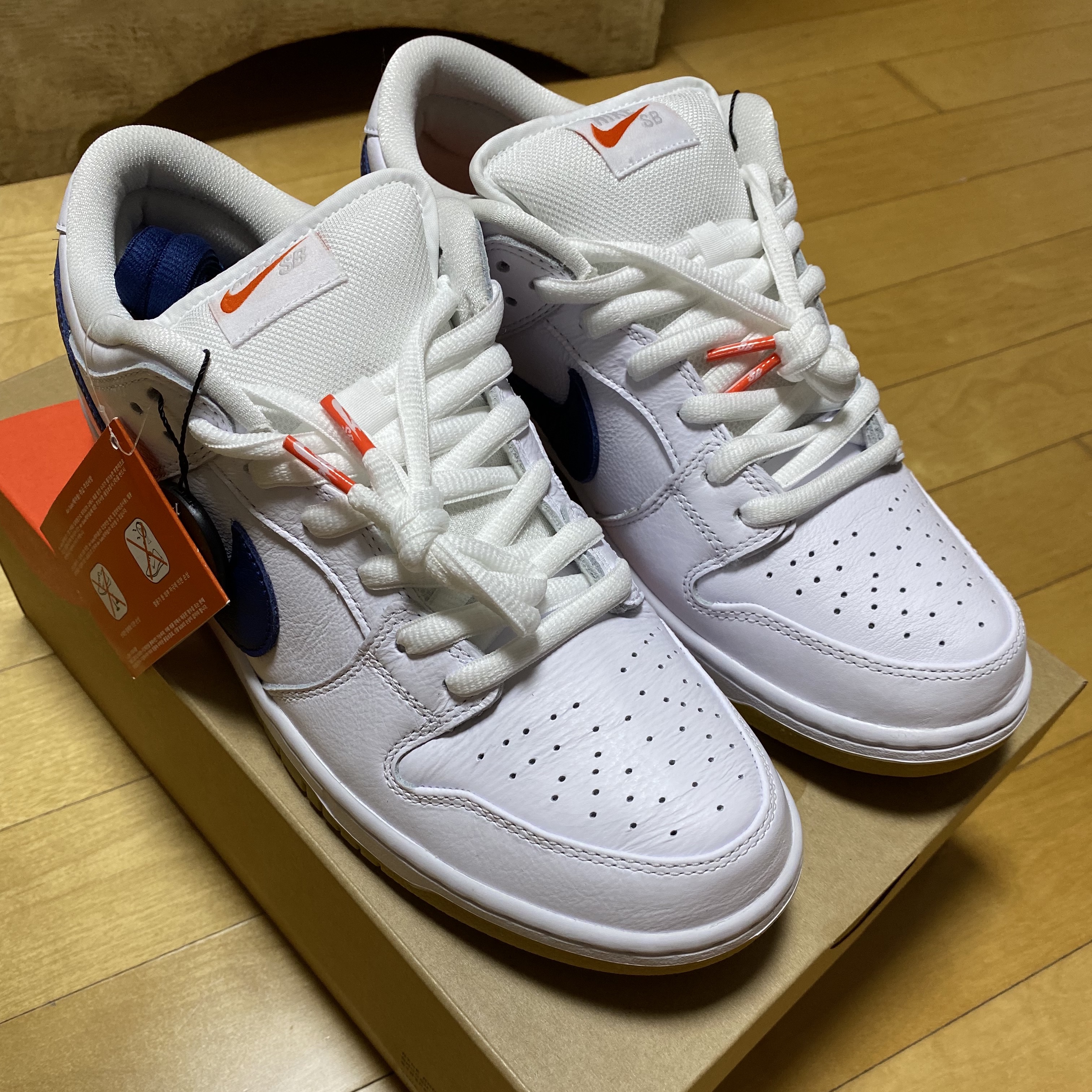 Nike SB Dunk Low Pro ISO Orange Label White Navy 착용 스타일