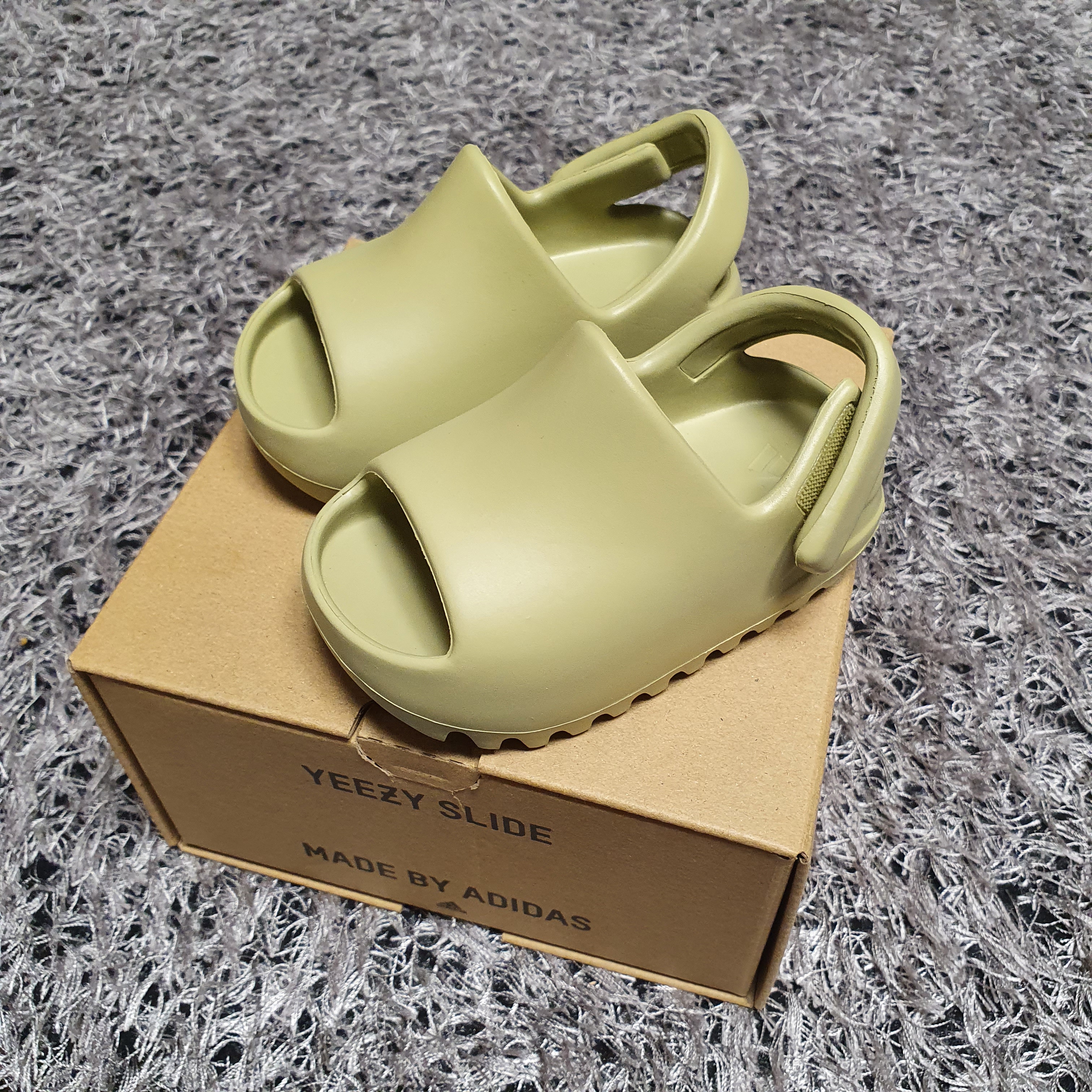 (Infant) Adidas Yeezy Slide Resin 착용 스타일 - 2