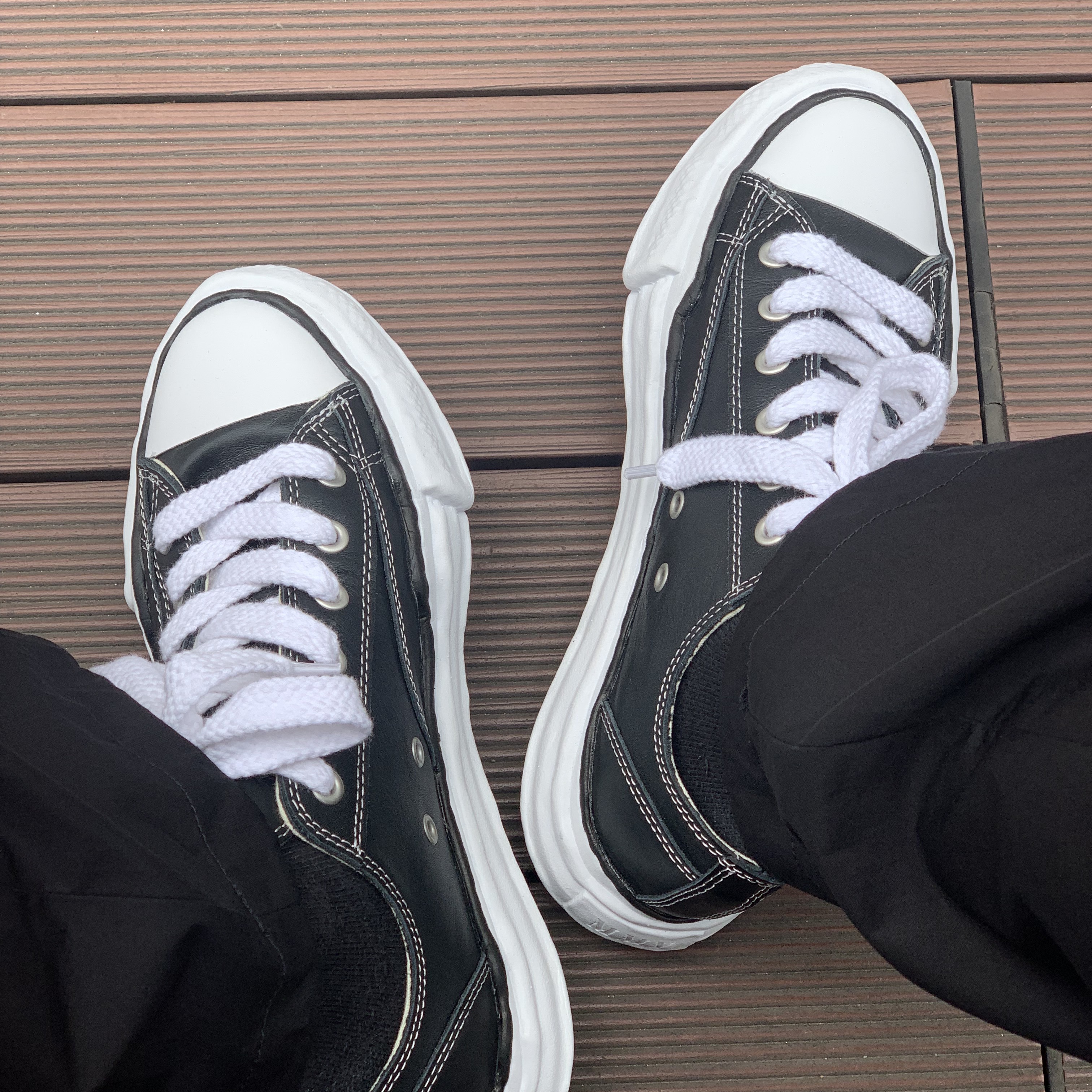 Maison Mihara Yasuhiro Peterson OG Sole Leather Low Sneakers Black 착용 스타일 - 1