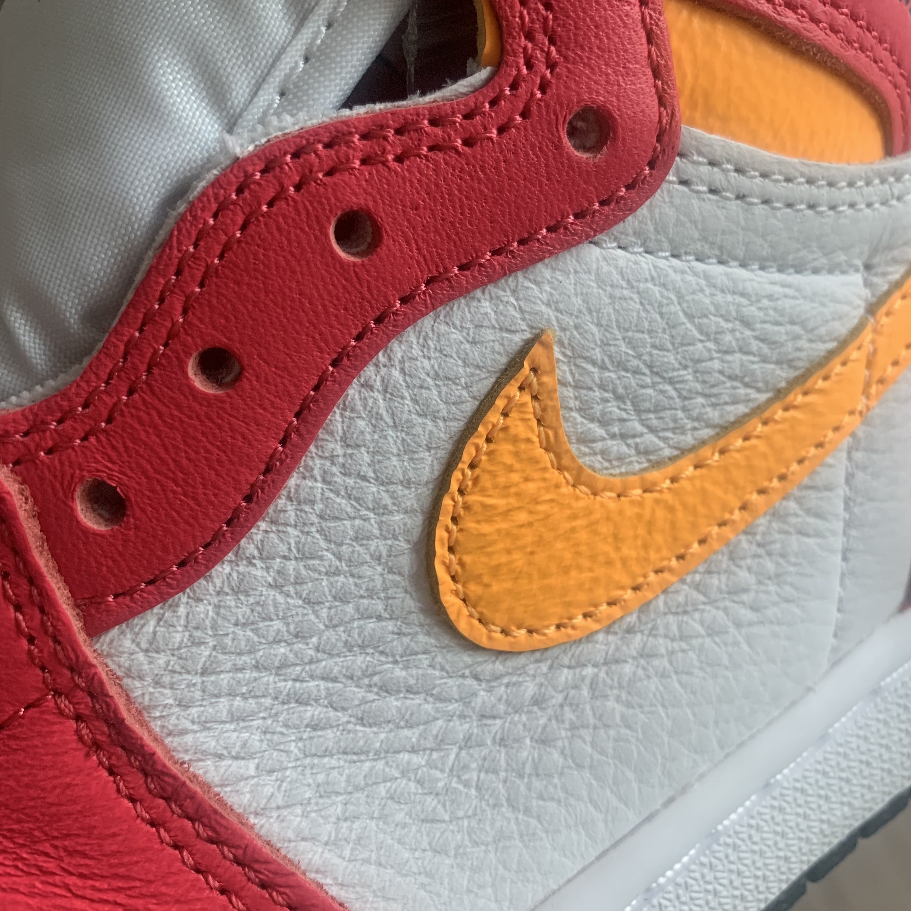 Jordan 1 Retro High OG Light Fusion Red 착용 스타일 - 2