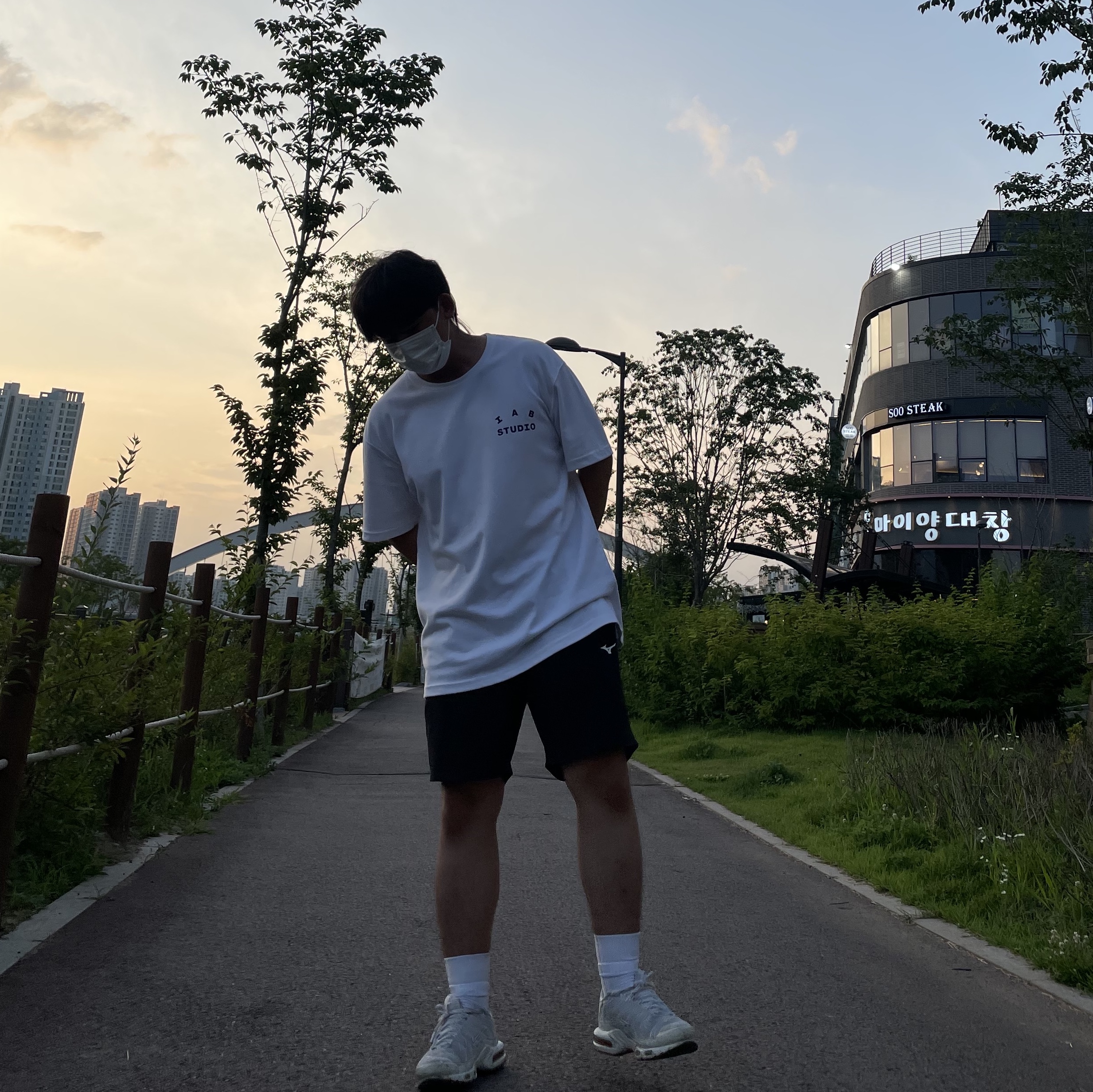 IAB Studio T-Shirt White, Nike Air Max Plus TN Triple White 착용 스타일 - 3