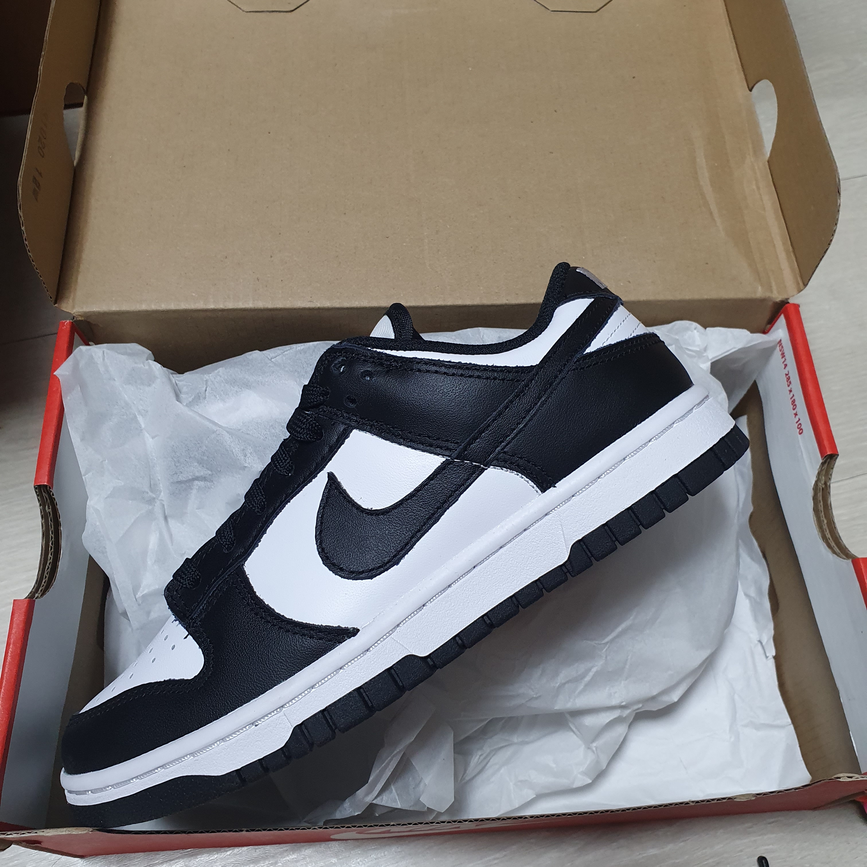 (W) Nike Dunk Low Black, Jordan 1 Low Black Particle Grey 착용 스타일 - 1
