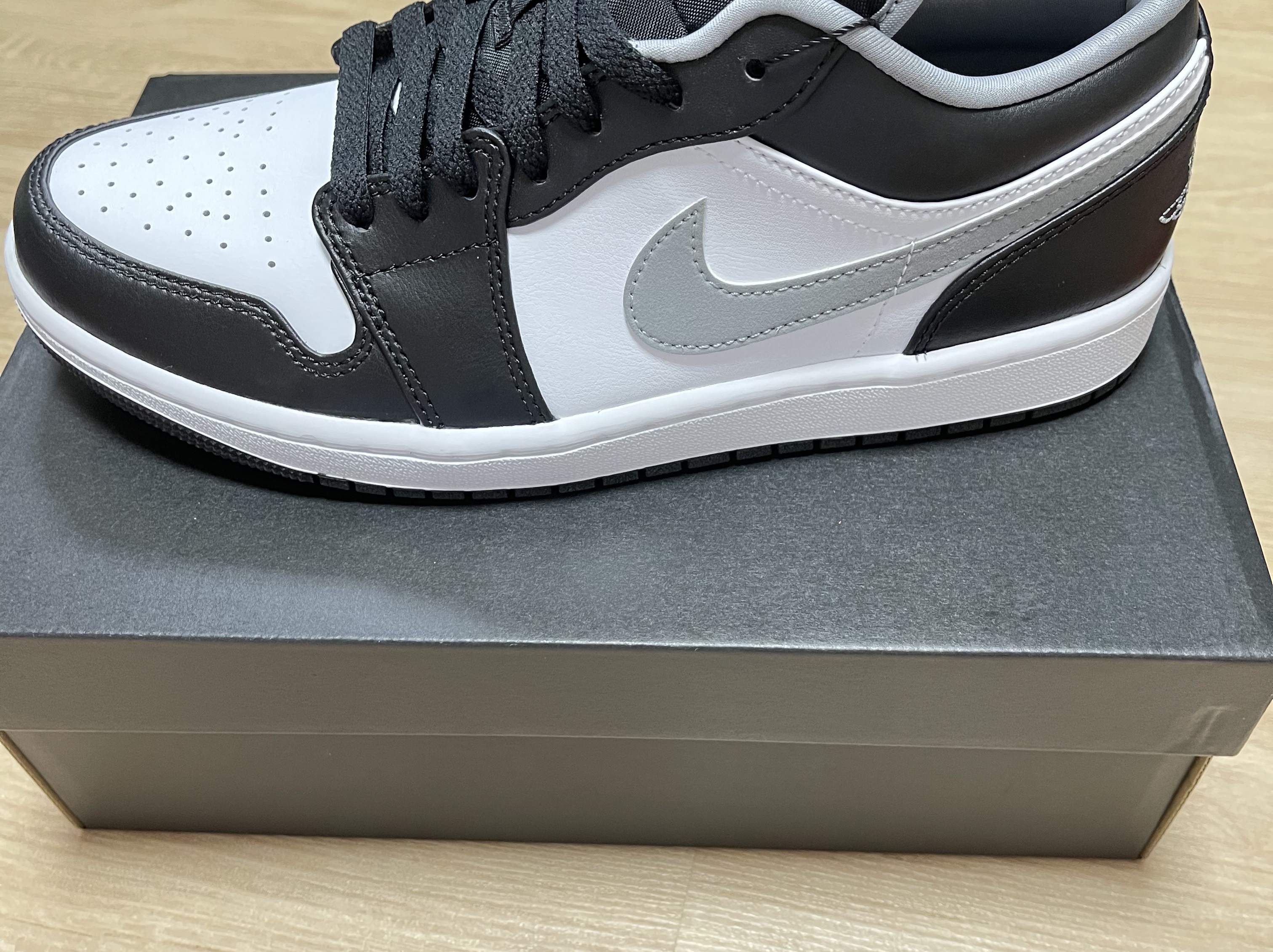 Jordan 1 Low Black Particle Grey 착용 스타일 - 2