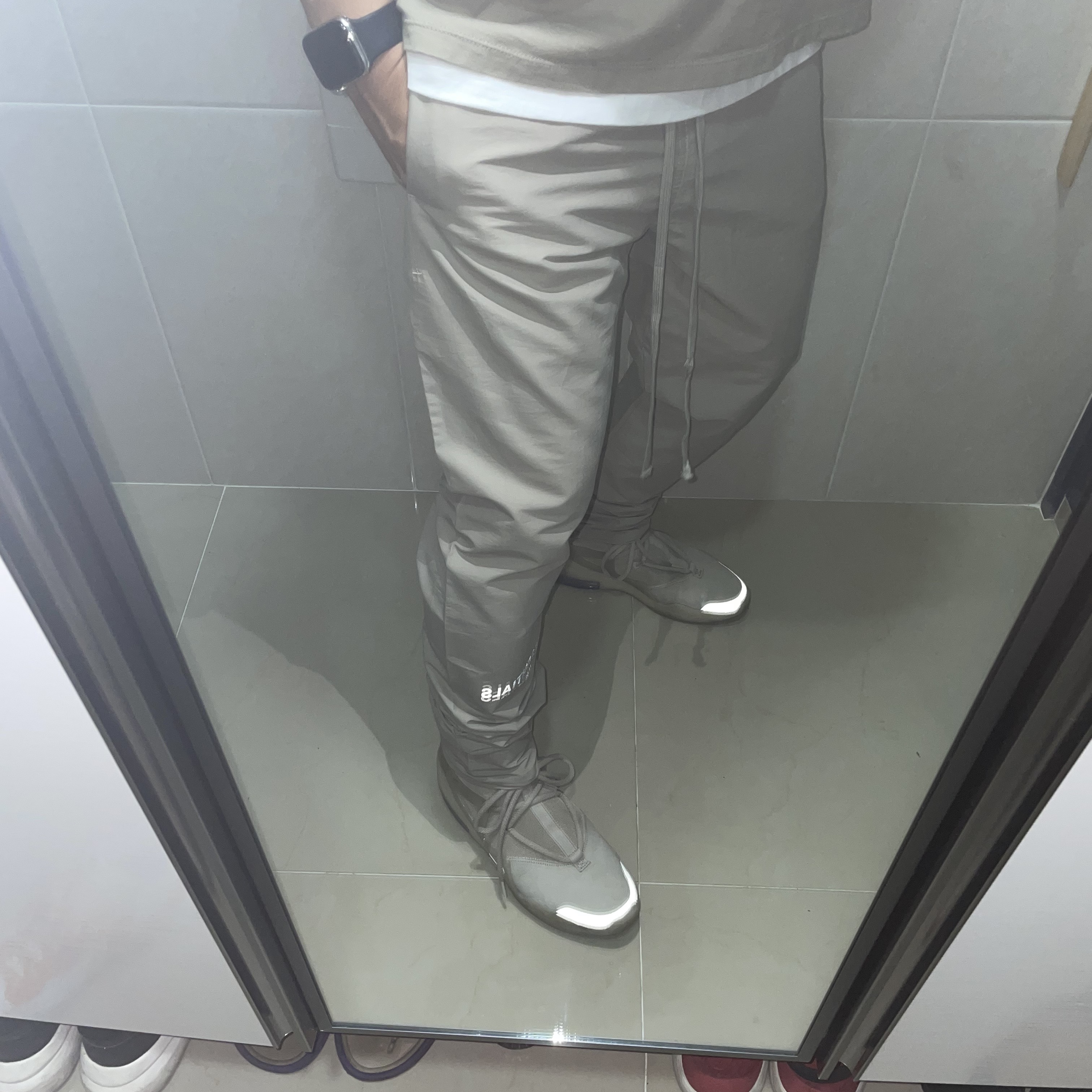 Essentials T-Shirt Moss - 21SS, Essentials Track Pants Moss - 21SS 착용 스타일 - 3