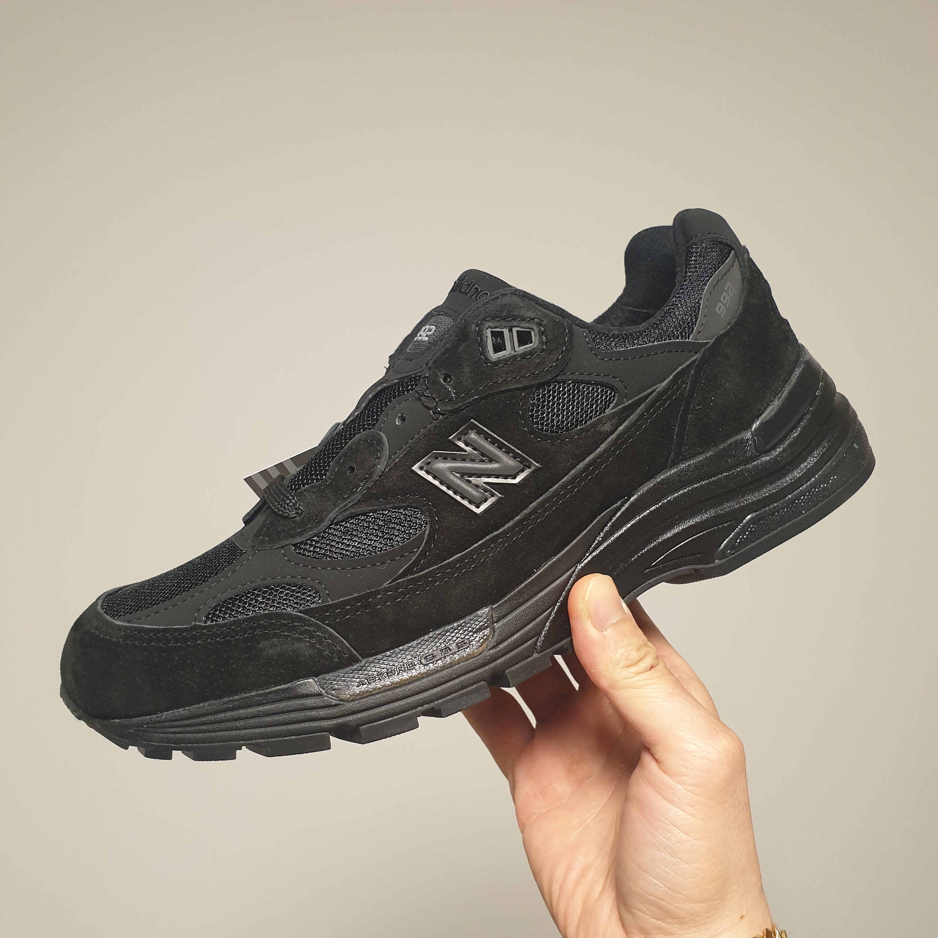 New Balance 992 Made in USA Triple Black 착용 스타일 - 1