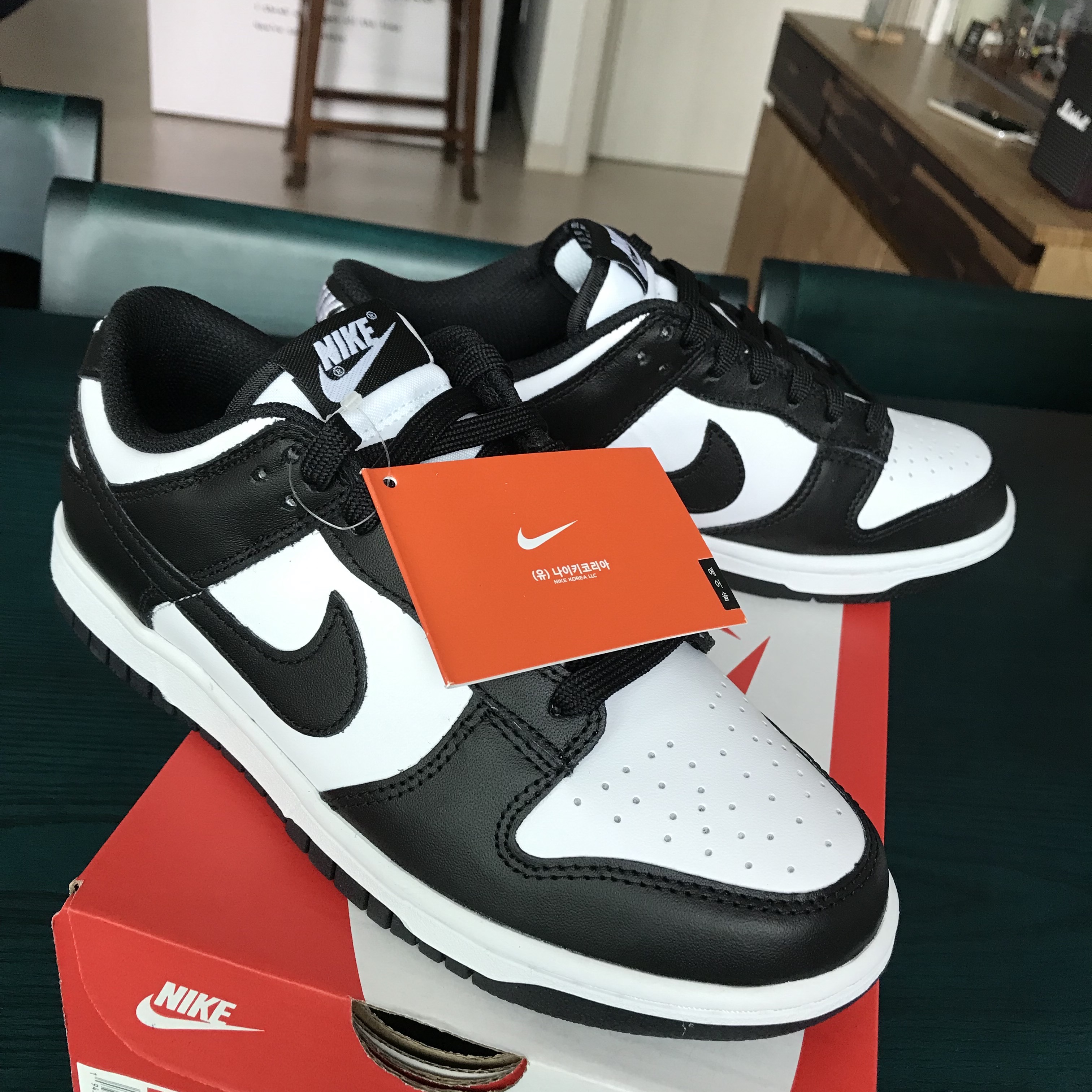 (W) Nike Dunk Low Black 착용 스타일 - 1