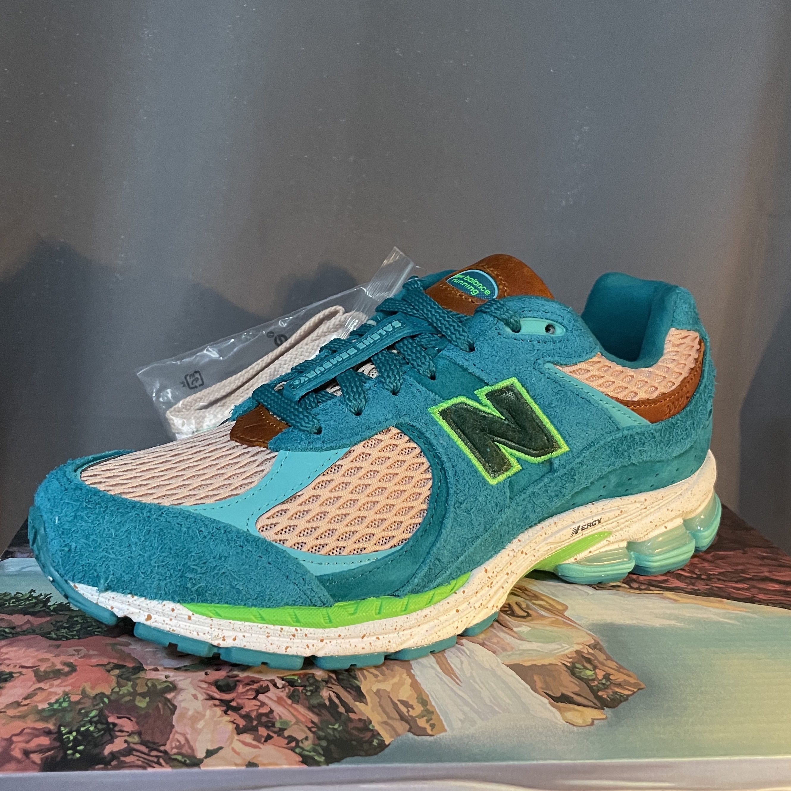 New Balance x Salehe Bembury 2002R Water Be The Guide 착용 스타일 - 1