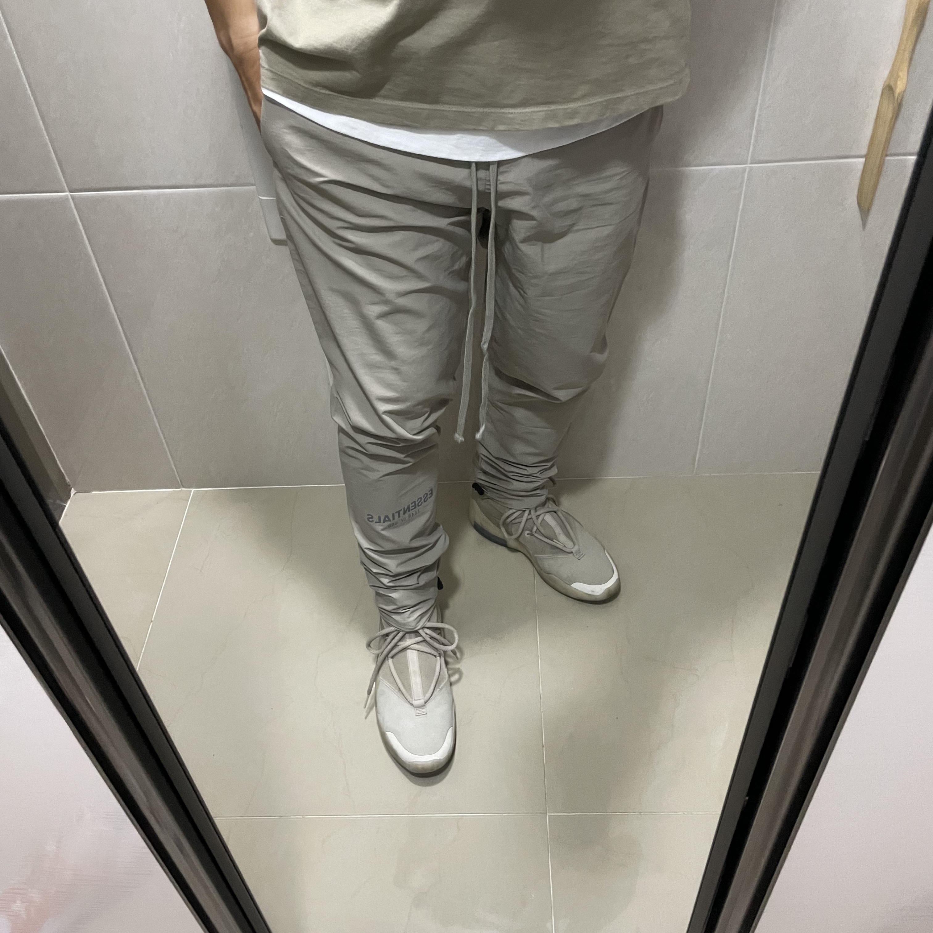 Essentials T-Shirt Moss - 21SS, Essentials Track Pants Moss - 21SS 착용 스타일 - 1