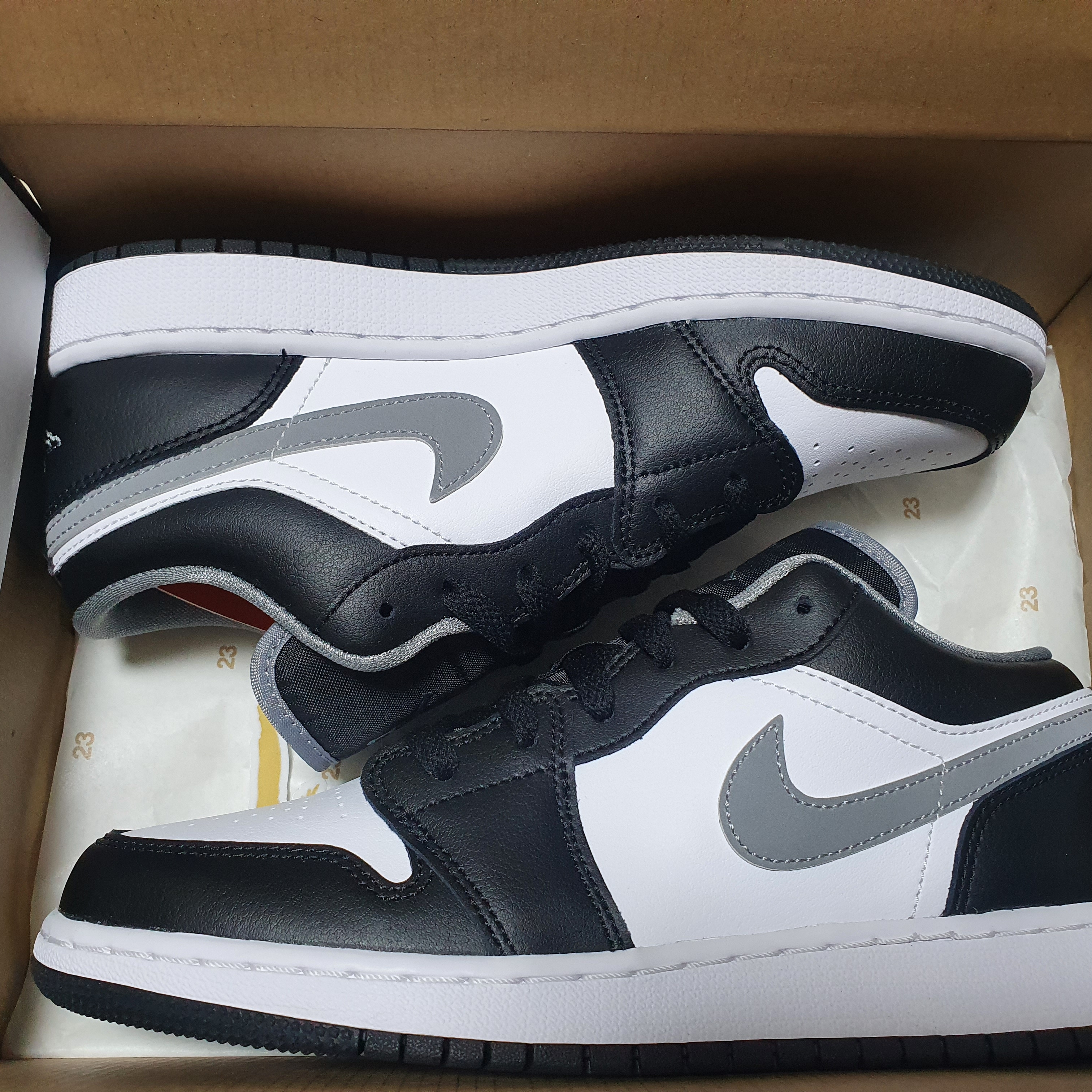 (W) Nike Dunk Low Black, Jordan 1 Low Black Particle Grey 착용 스타일 - 2