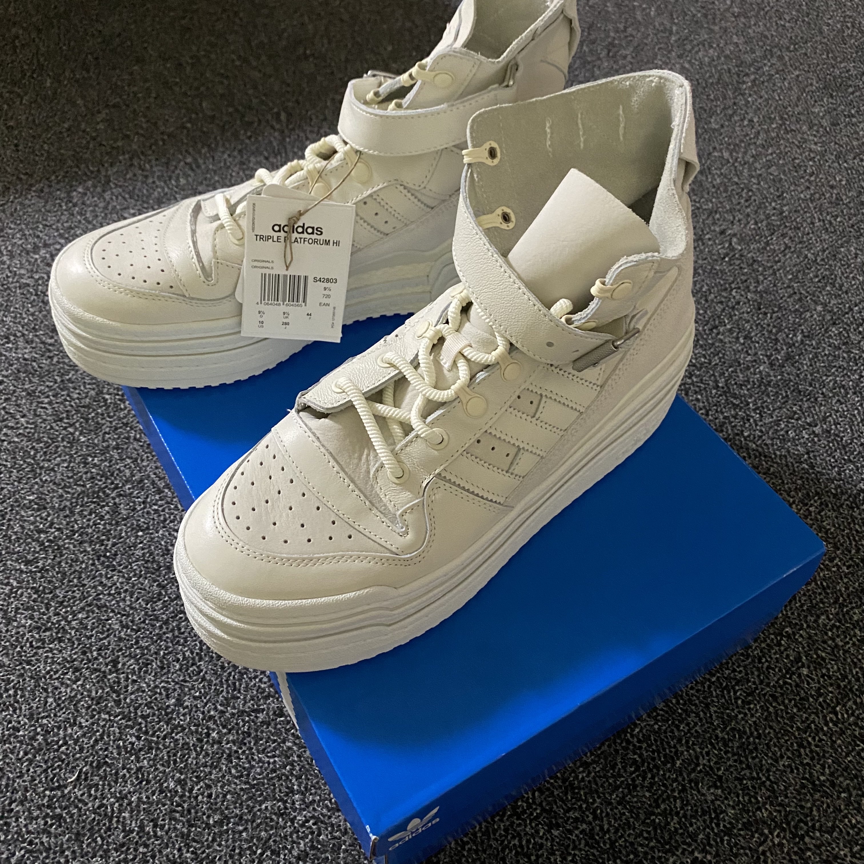 (W) Adidas Triple Platforum Hi Off White 착용 스타일 - 2