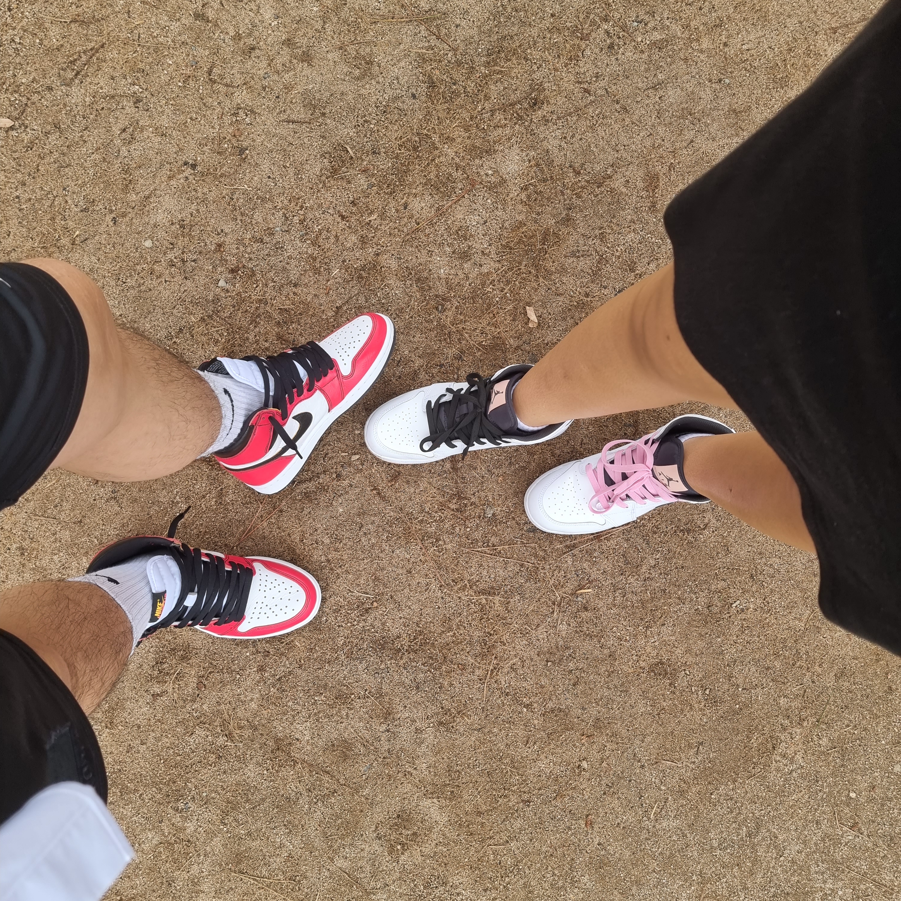 Jordan 1 Retro High OG Light Fusion Red, (GS) Jordan 1 Mid White Arctic Orange 착용 스타일 - 3