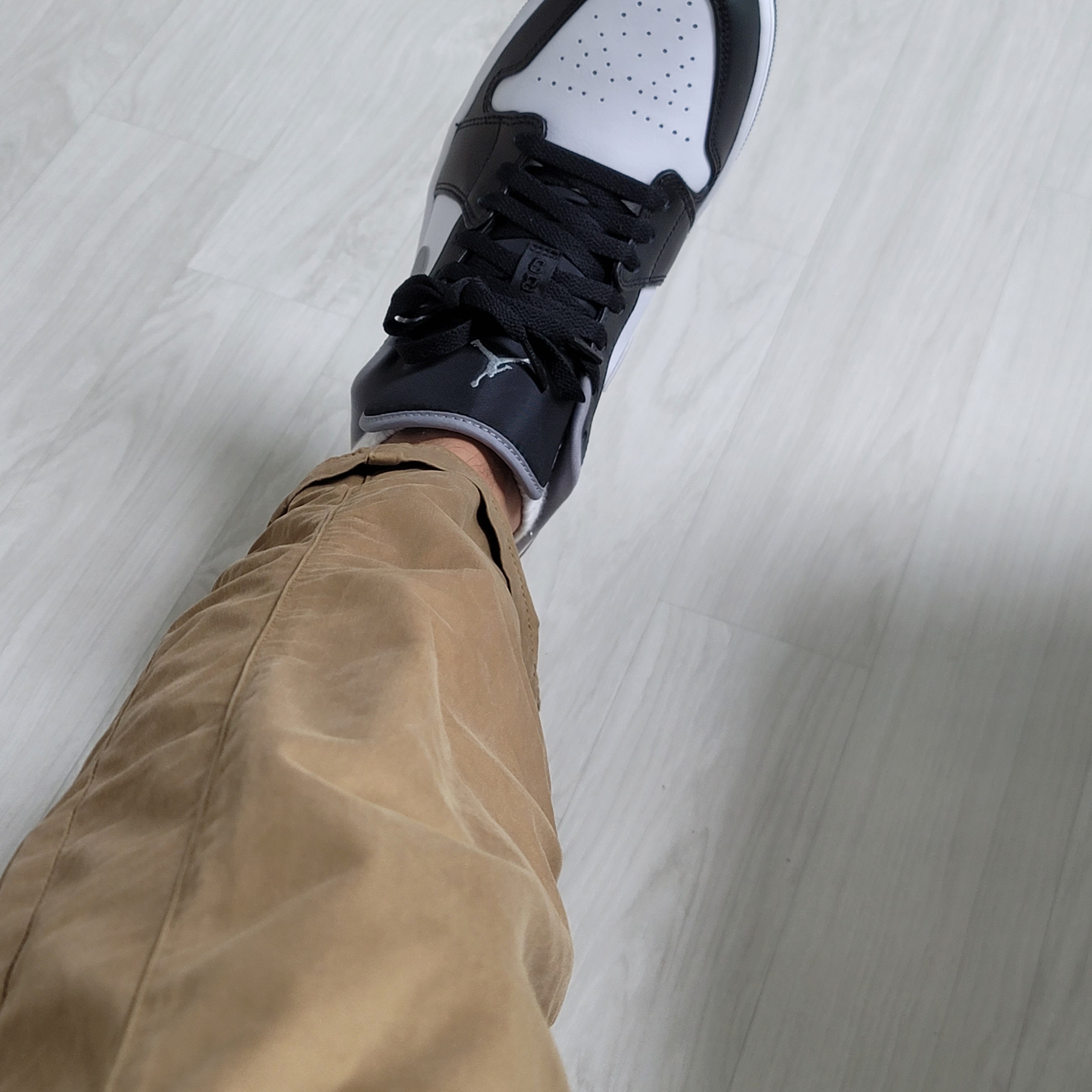 Jordan 1 Low Black Particle Grey 착용 스타일 - 2