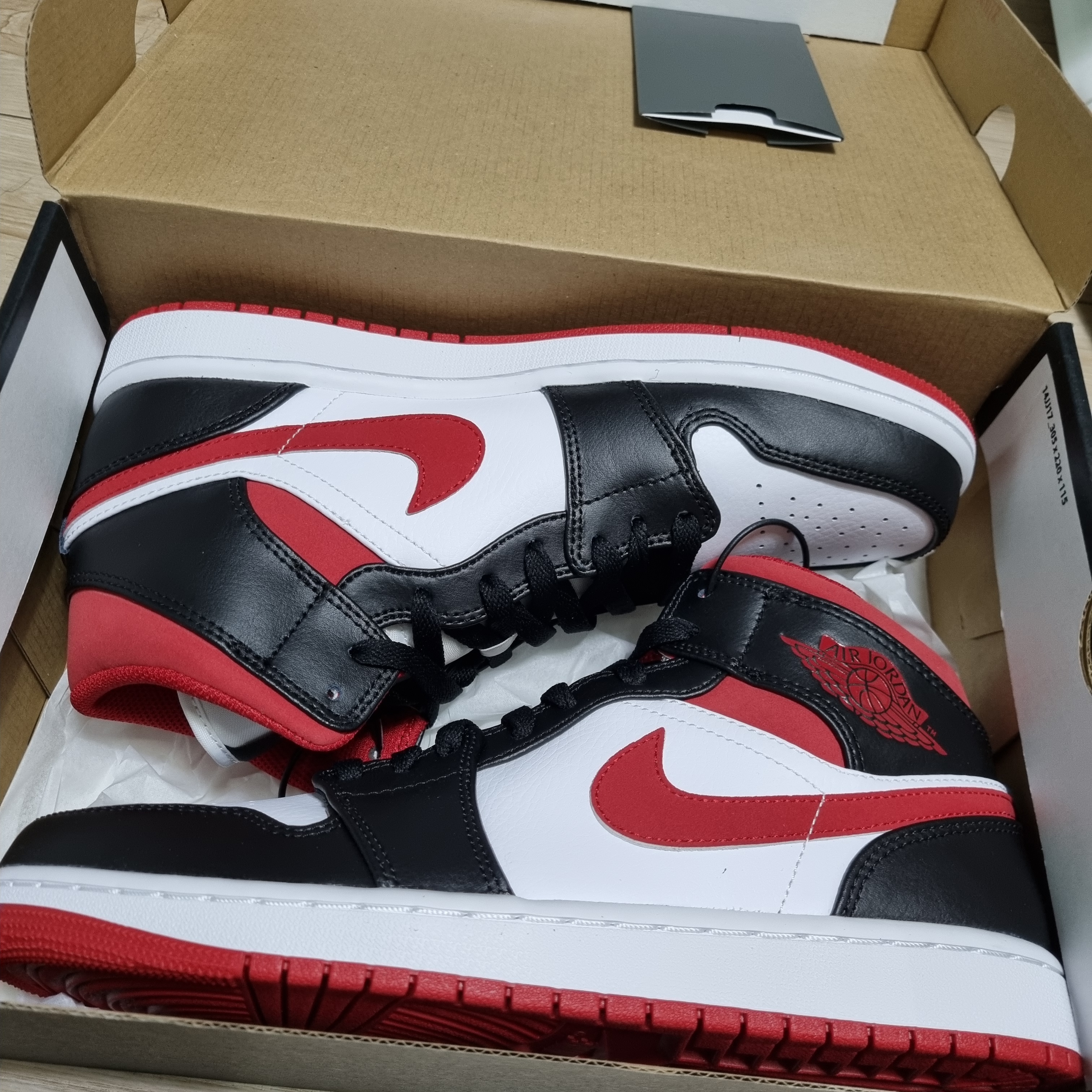 Jordan 1 Mid Gym Red Black White 착용 스타일