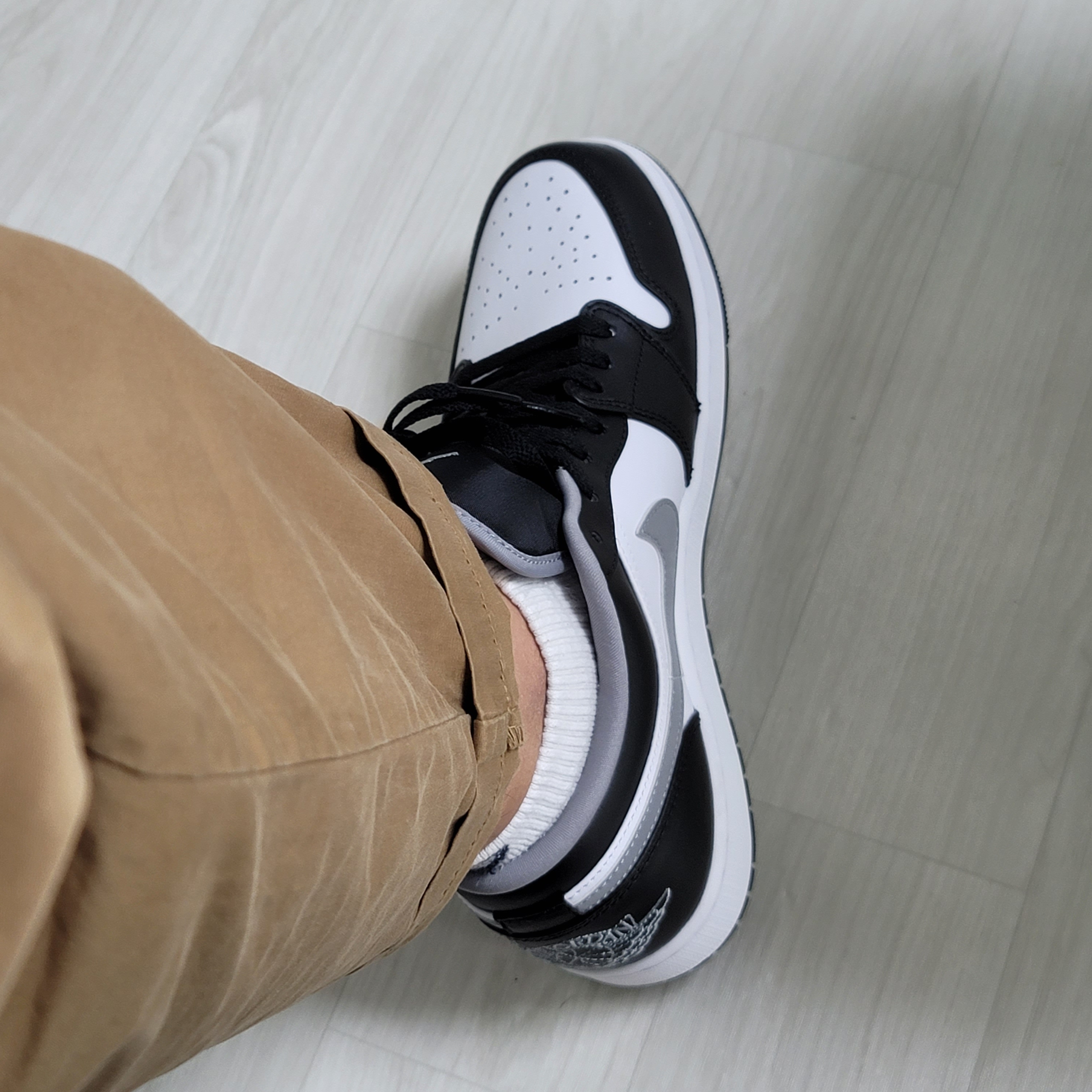 Jordan 1 Low Black Particle Grey 착용 스타일 - 1