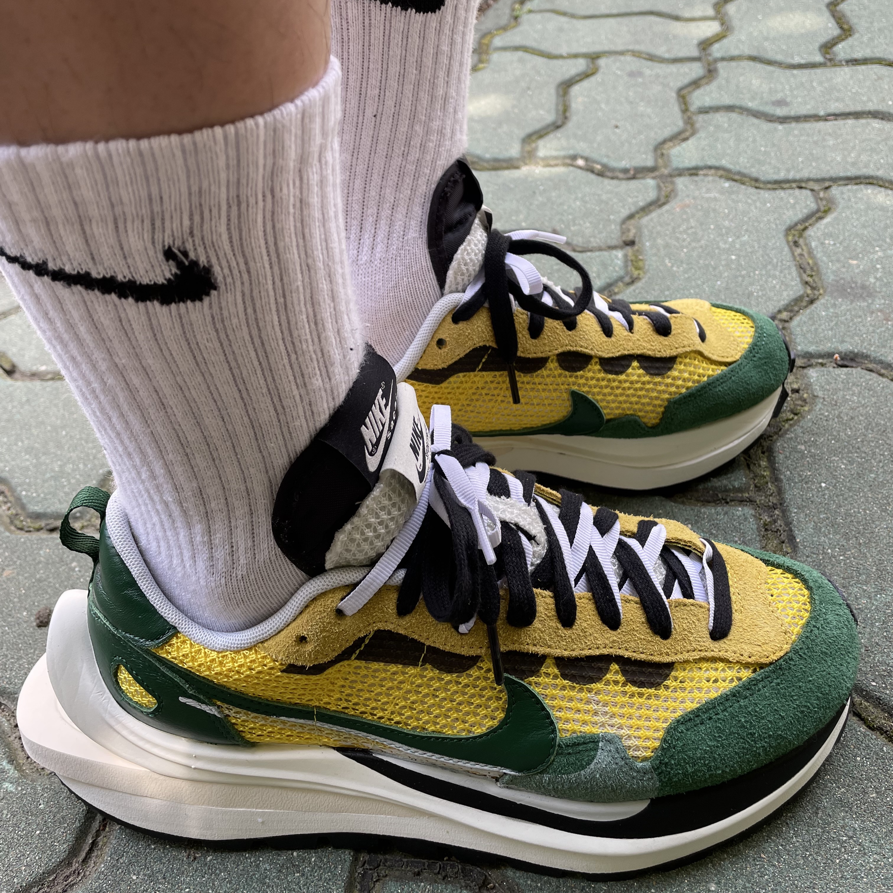 Nike x Sacai VaporWaffle Tour Yellow & Gorge Green Sail 착용 스타일 - 3