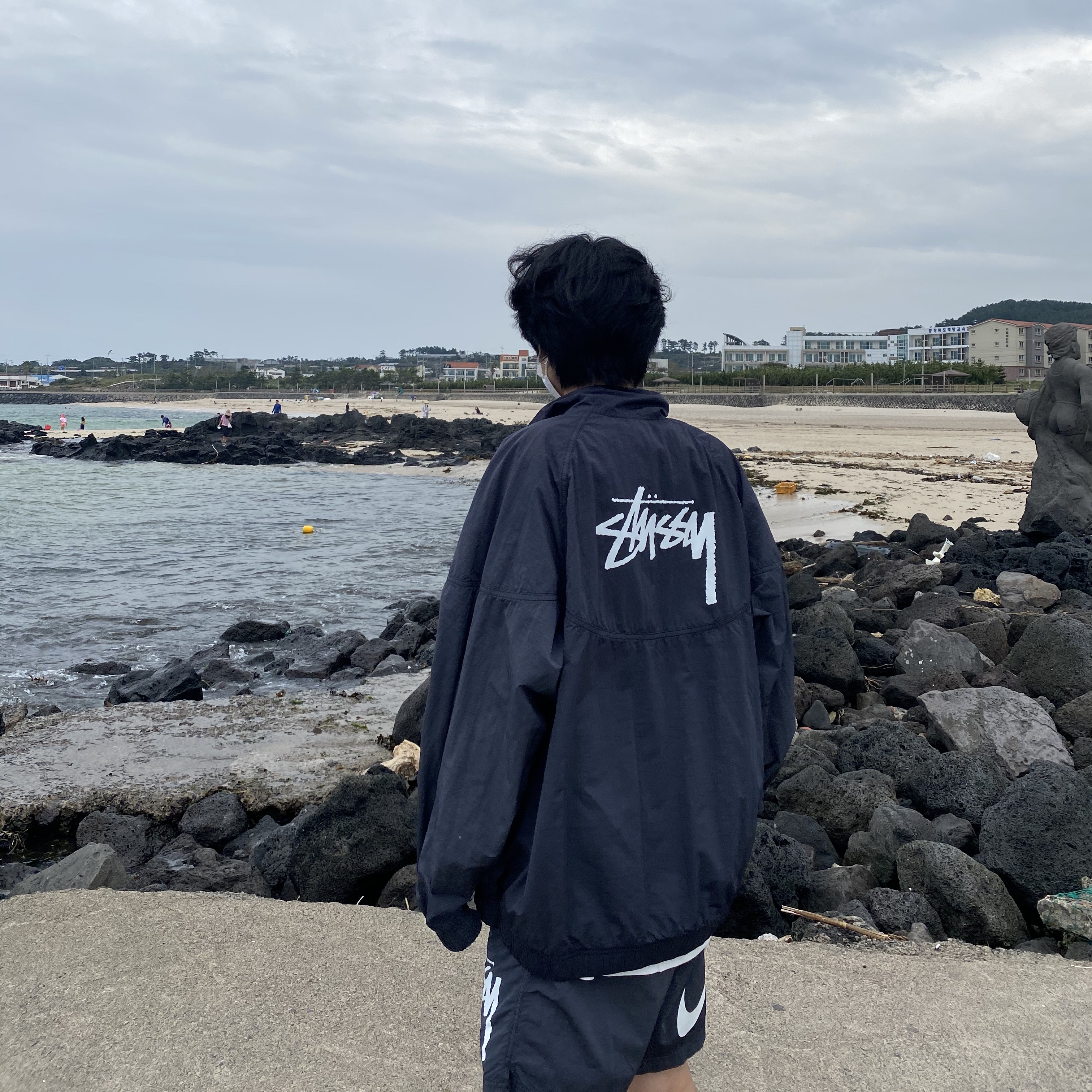Nike x Stussy Windrunner Jacket Off Noir, Nike x Stussy Water Shorts Off Noir 착용 스타일