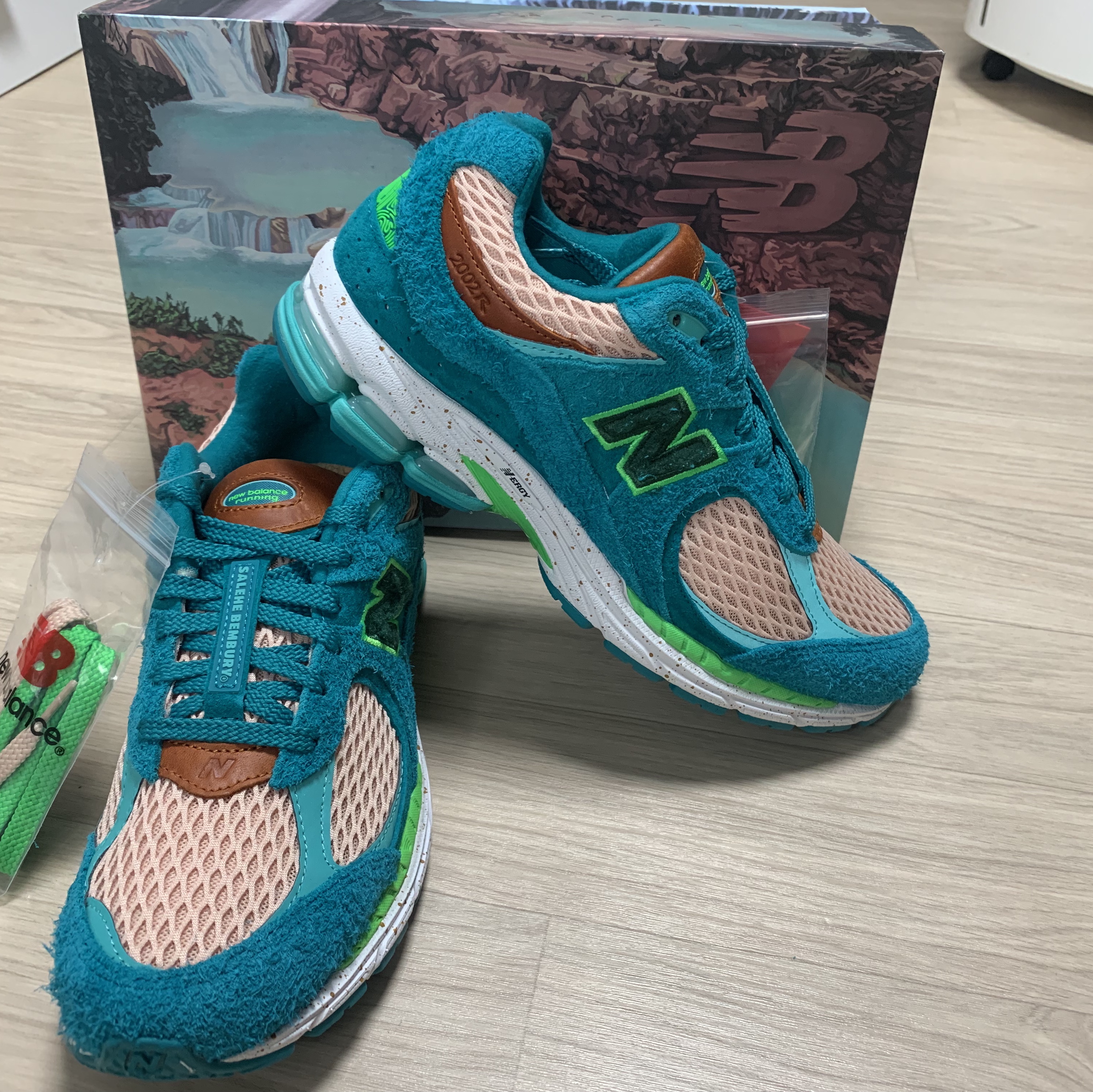 New Balance x Salehe Bembury 2002R Water Be The Guide 착용 스타일 - 2