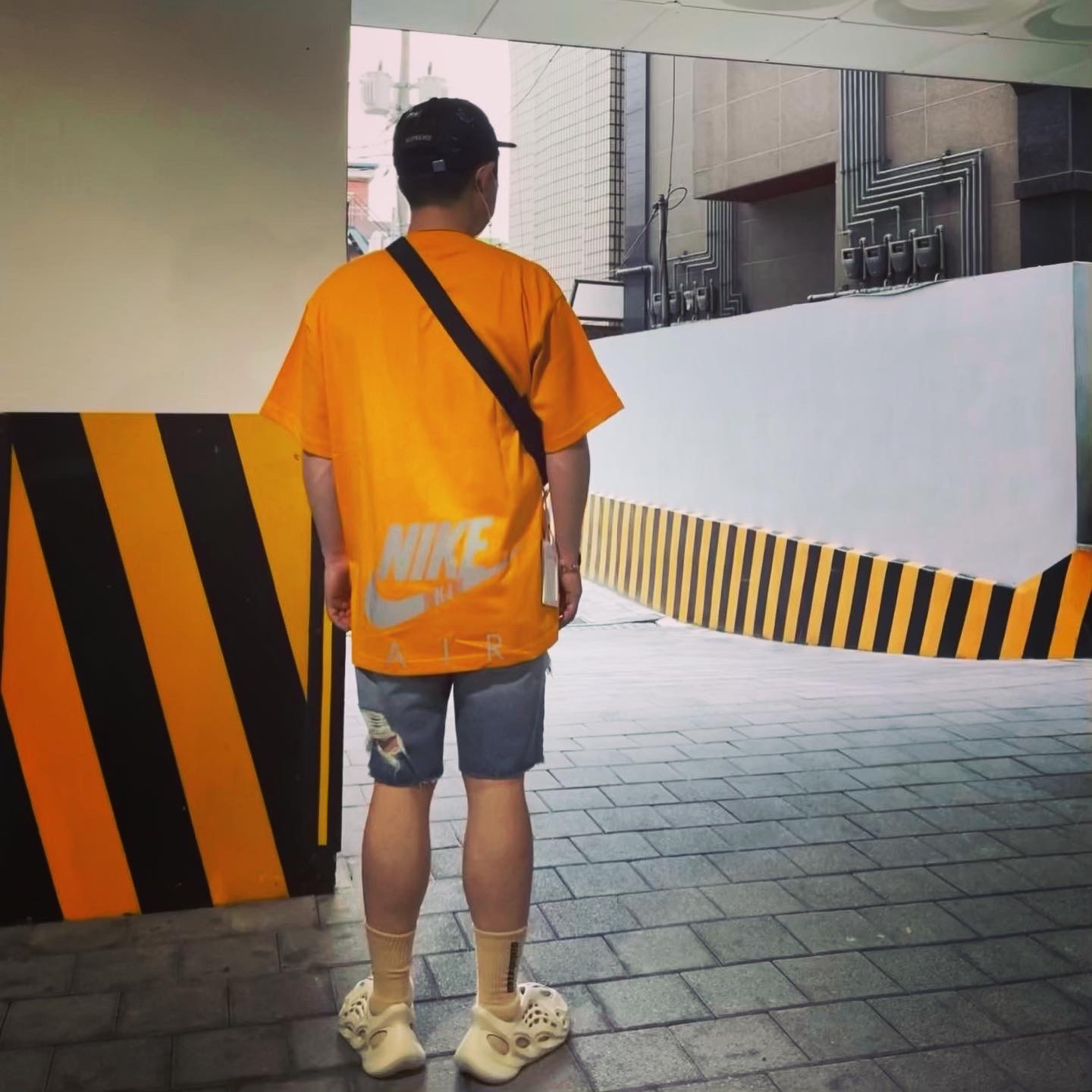 Adidas Yeezy Foam RNNR Sand, Nike x Kim Jones Oversized T-Shirt Circuit Orange - US/EU 착용 스타일