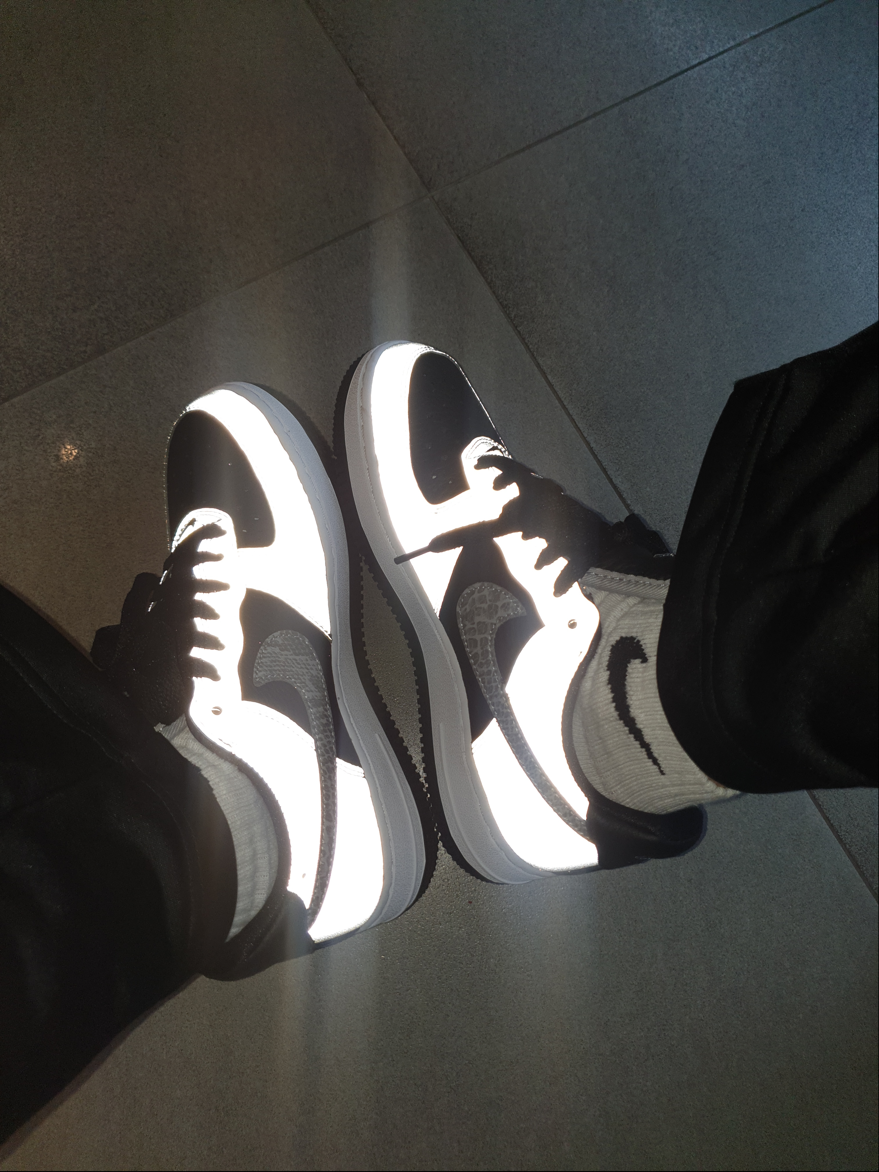 Nike Air Force 1 B Silver Snake 착용 스타일 - 4
