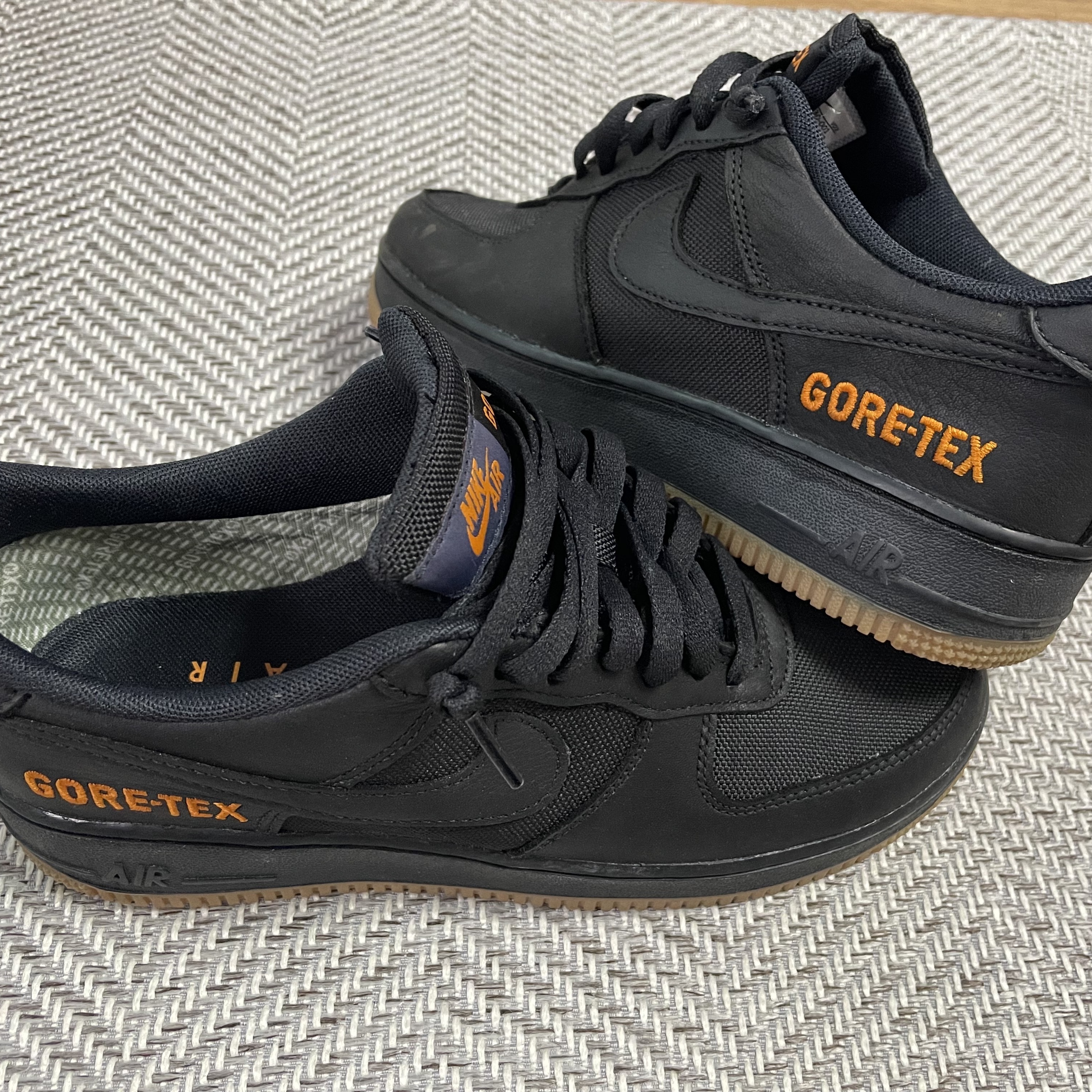 Nike Air Force 1 Low Gore-Tex Black Light Carbon 착용 스타일