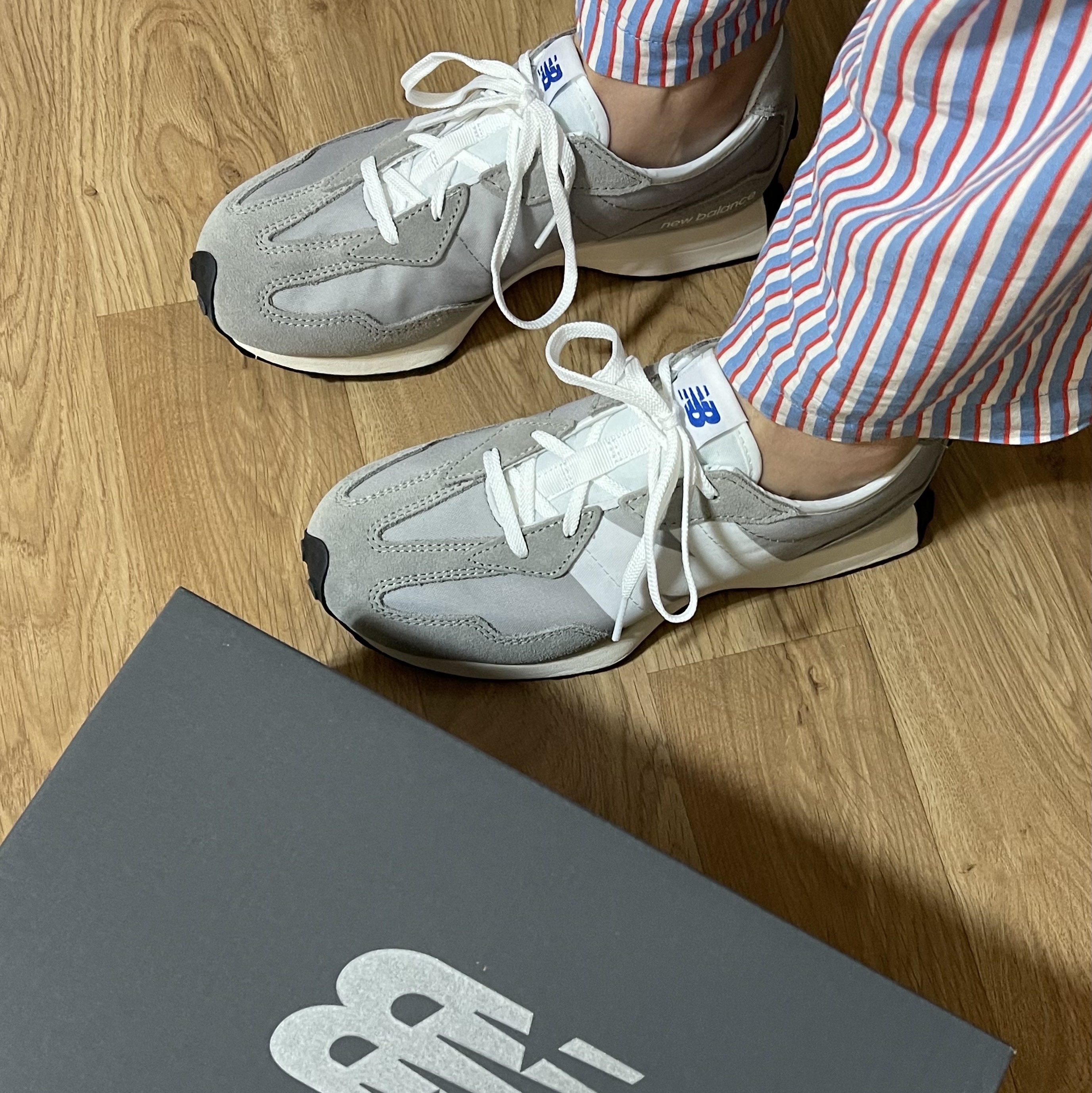 (GS) New Balance 327 Grey White - M Standard 착용 스타일 - 2