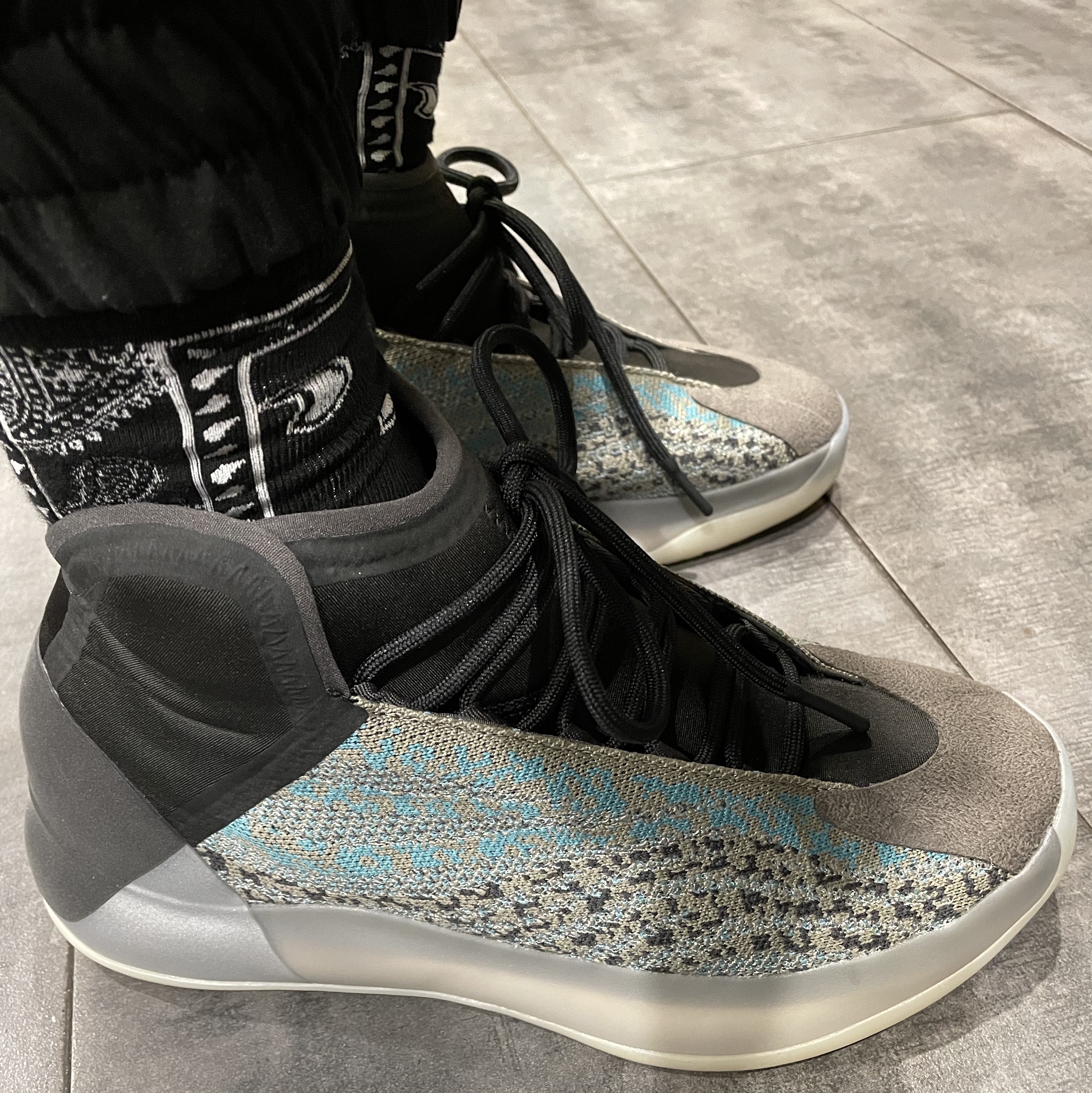 Adidas Yeezy QNTM Teal Blue 착용 스타일 - 2