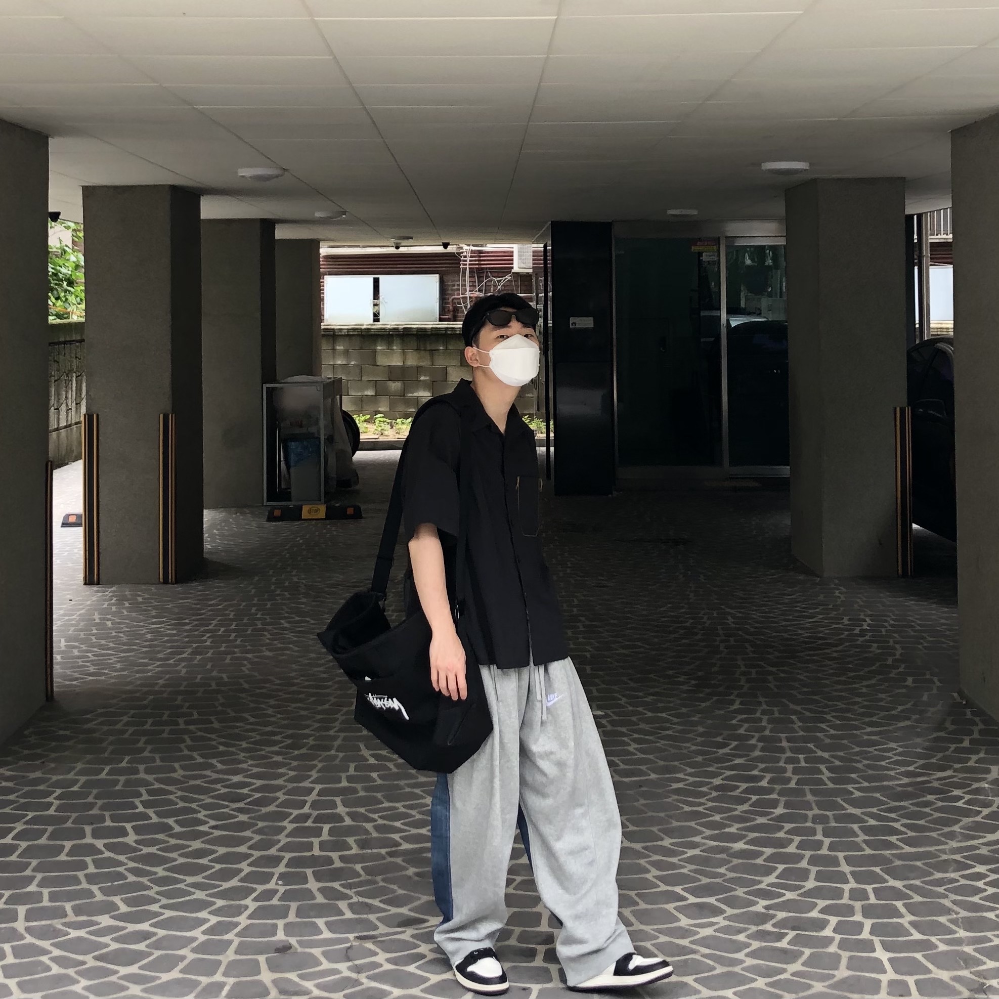Jordan 1 Retro High OG Black Mocha, Nike x Stussy Tote Bag 착용 스타일 - 1