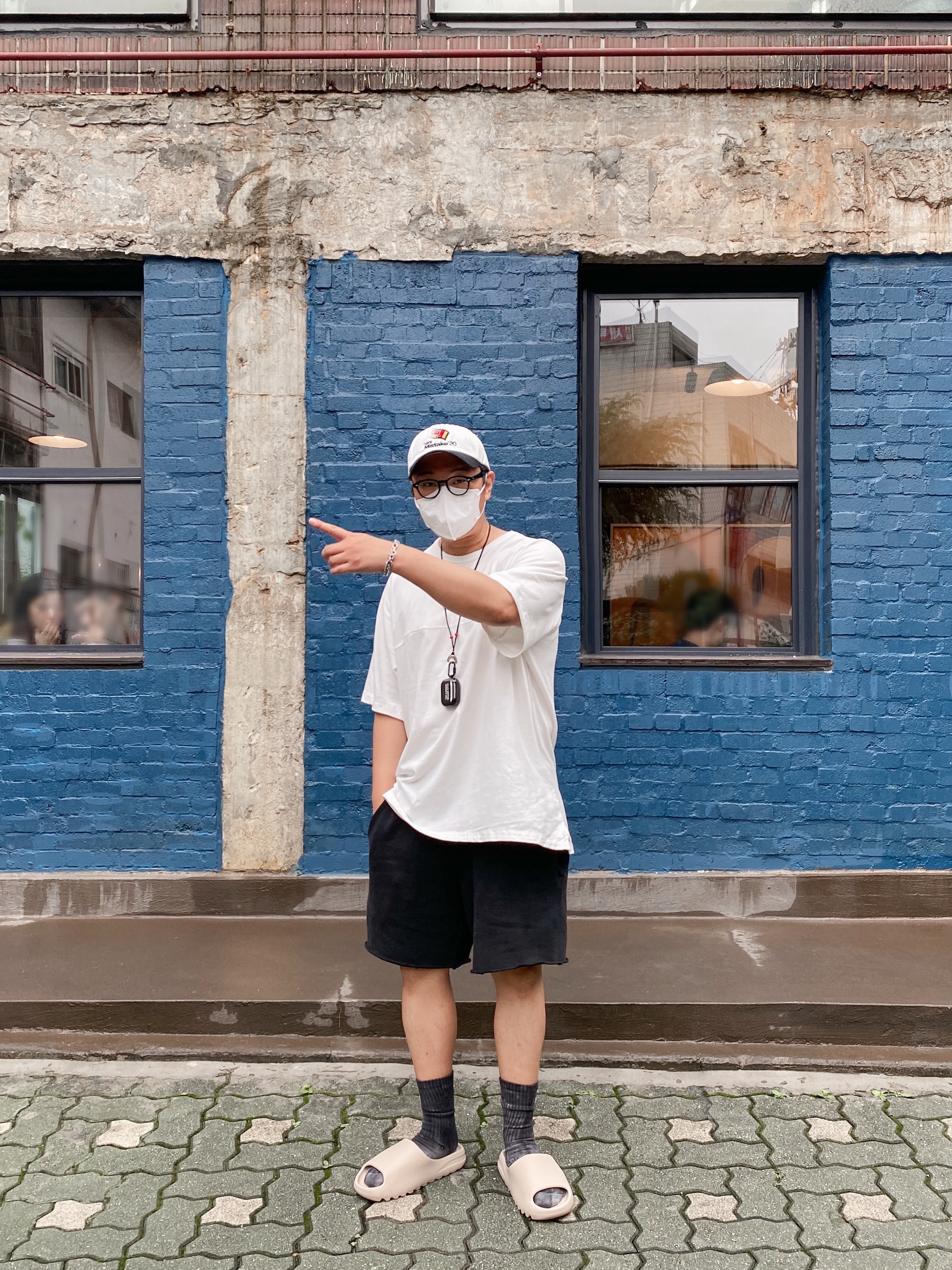 Adidas Yeezy Slide Pure 착용 스타일