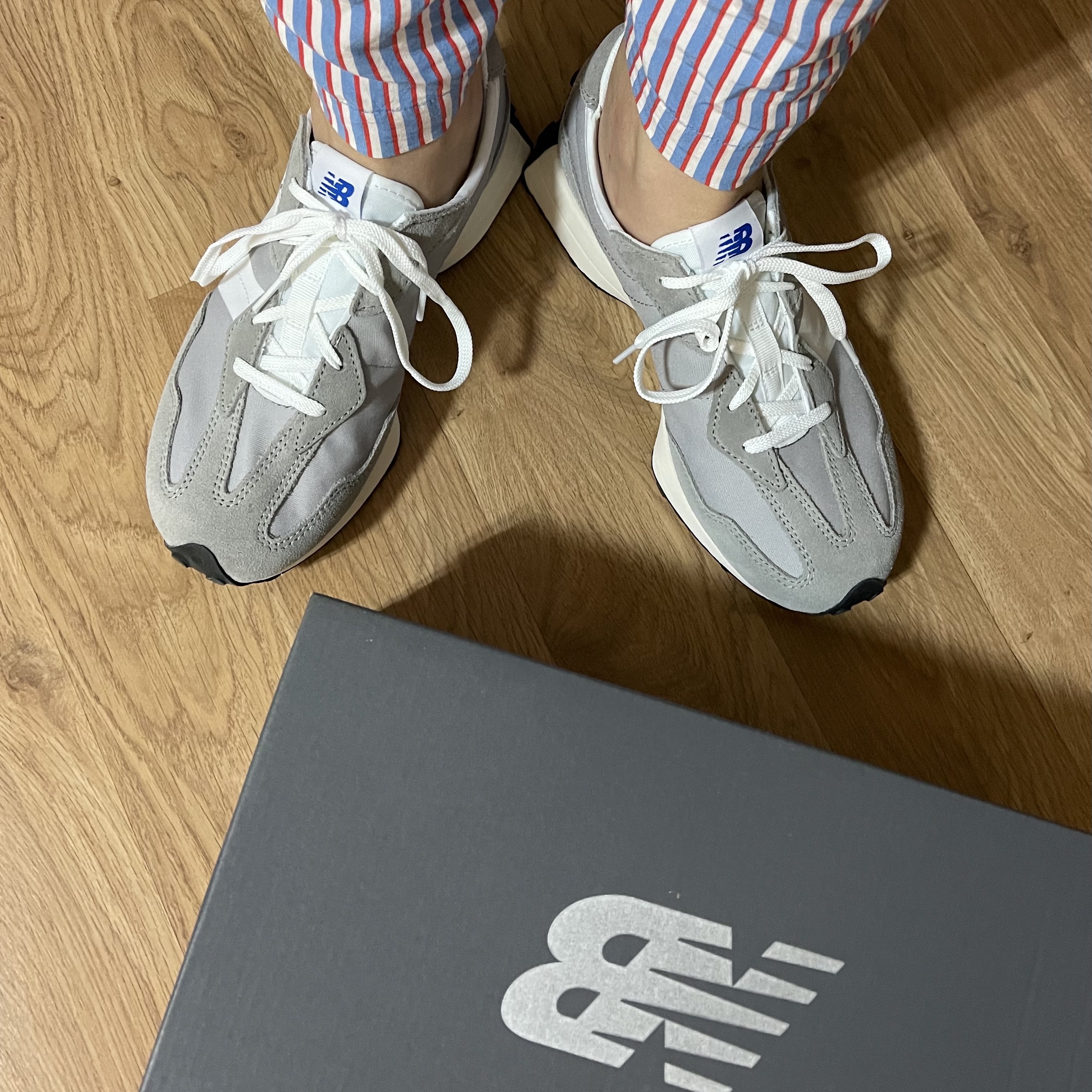 (GS) New Balance 327 Grey White - M Standard 착용 스타일 - 1