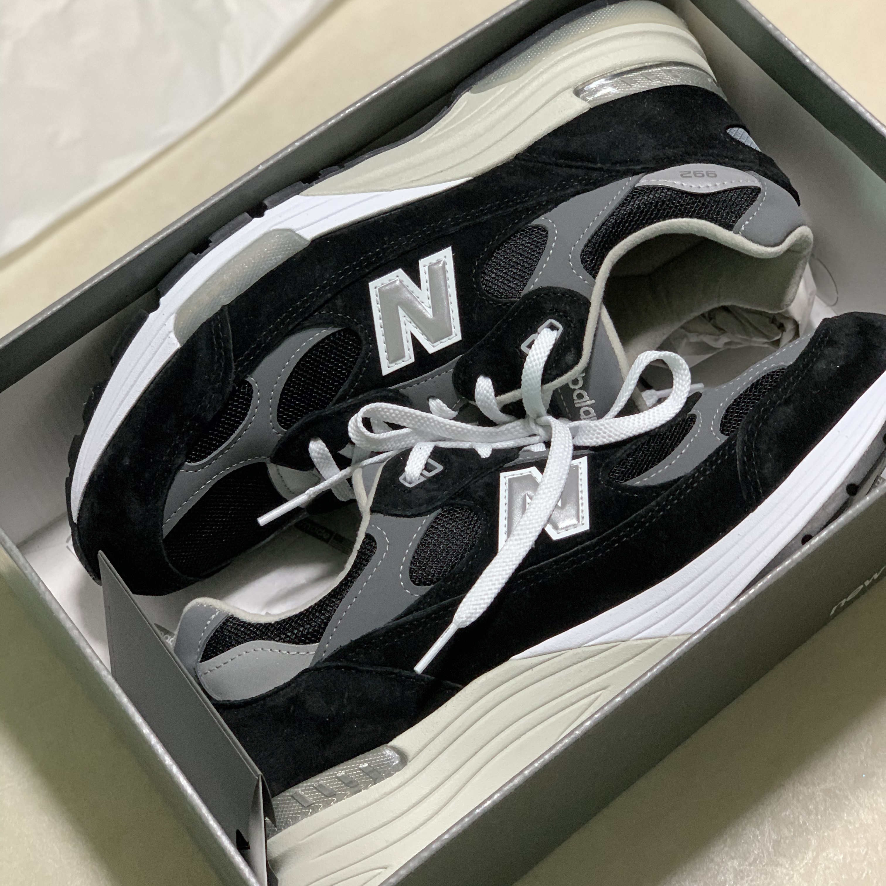 New Balance 992 Made in USA Black Grey 착용 스타일 - 3