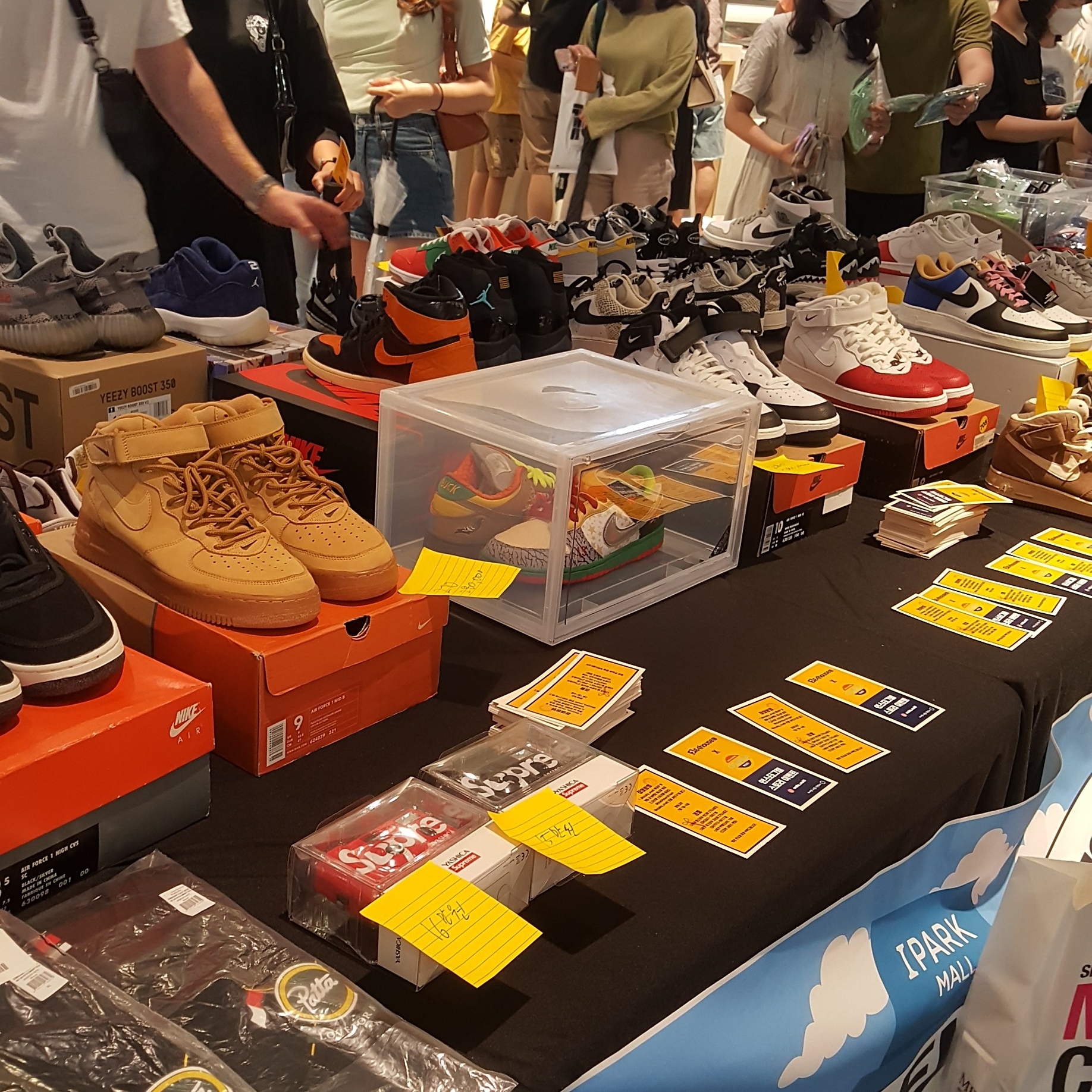 Nike x Sean Wotherspoon Air Max 1/97, Nike Air Force 1 Mid QS University Red and Midnight Navy 착용 스타일 - 3