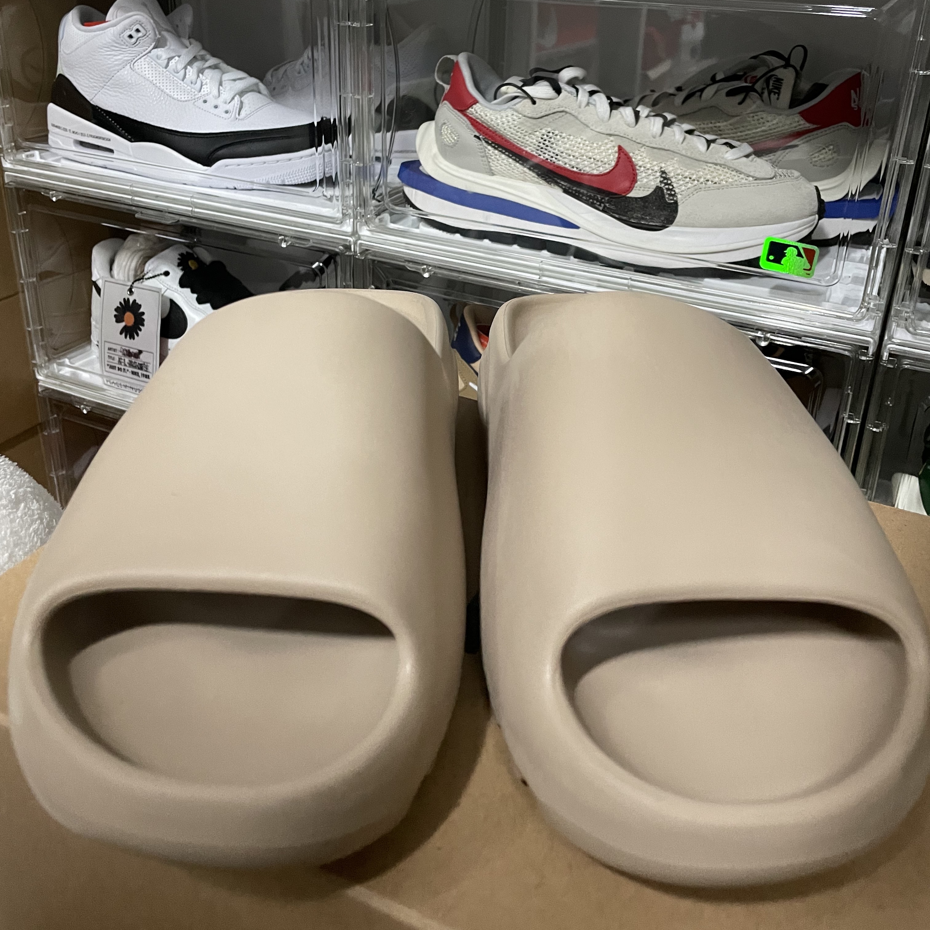 Adidas Yeezy Slide Pure 착용 스타일 - 1