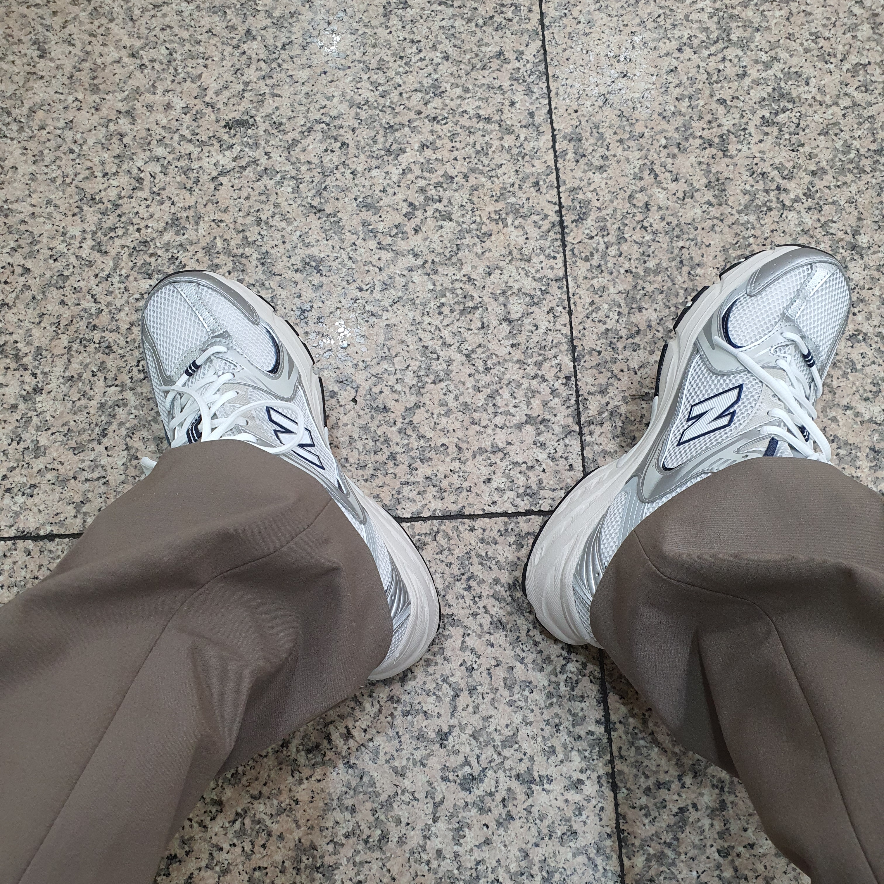 New Balance 530 Steel Grey 착용 스타일
