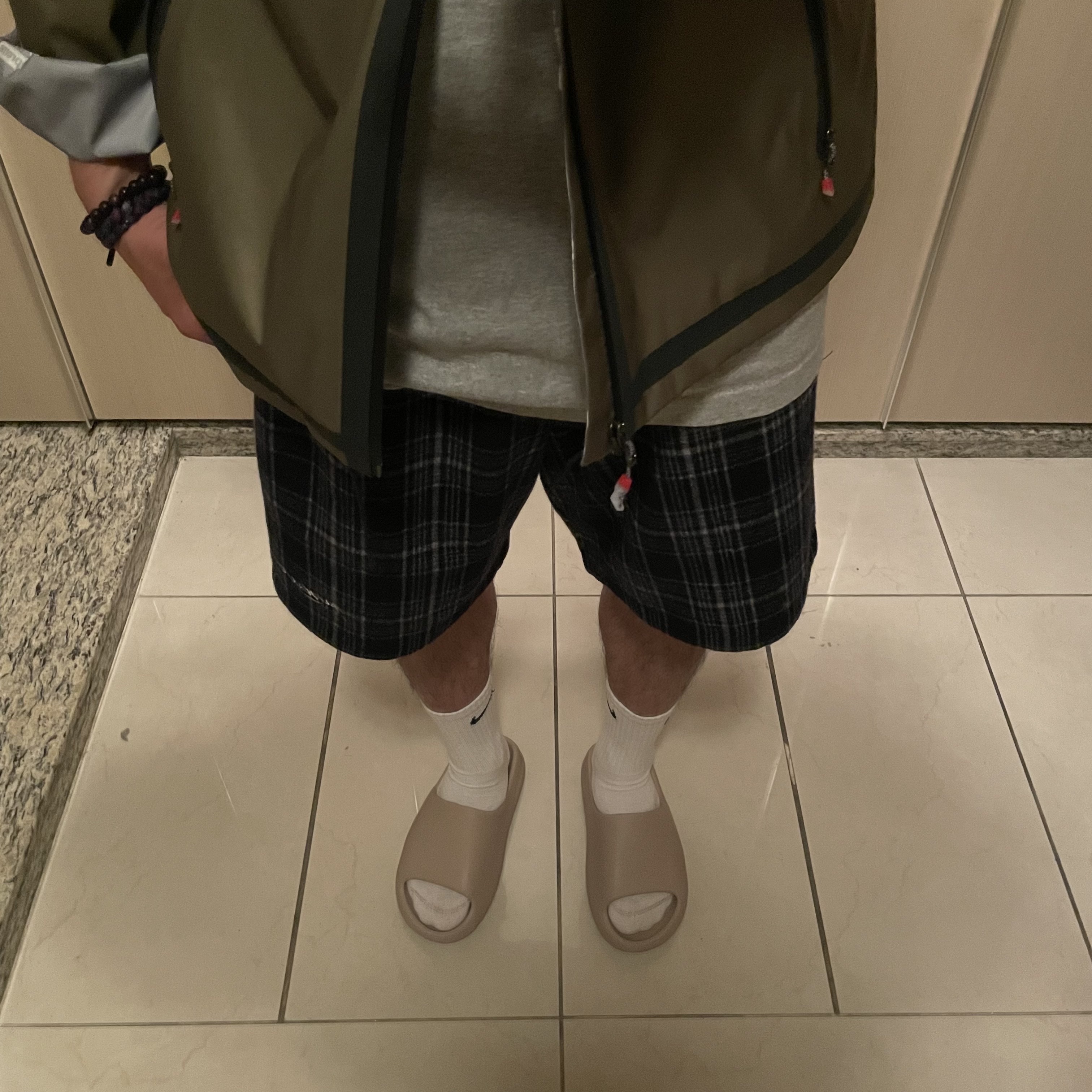 Adidas Yeezy Slide Pure, Supreme x The North Face Summit Series Outer Tape Seam Coaches Jacket Olive - 21SS 착용 스타일 - 2