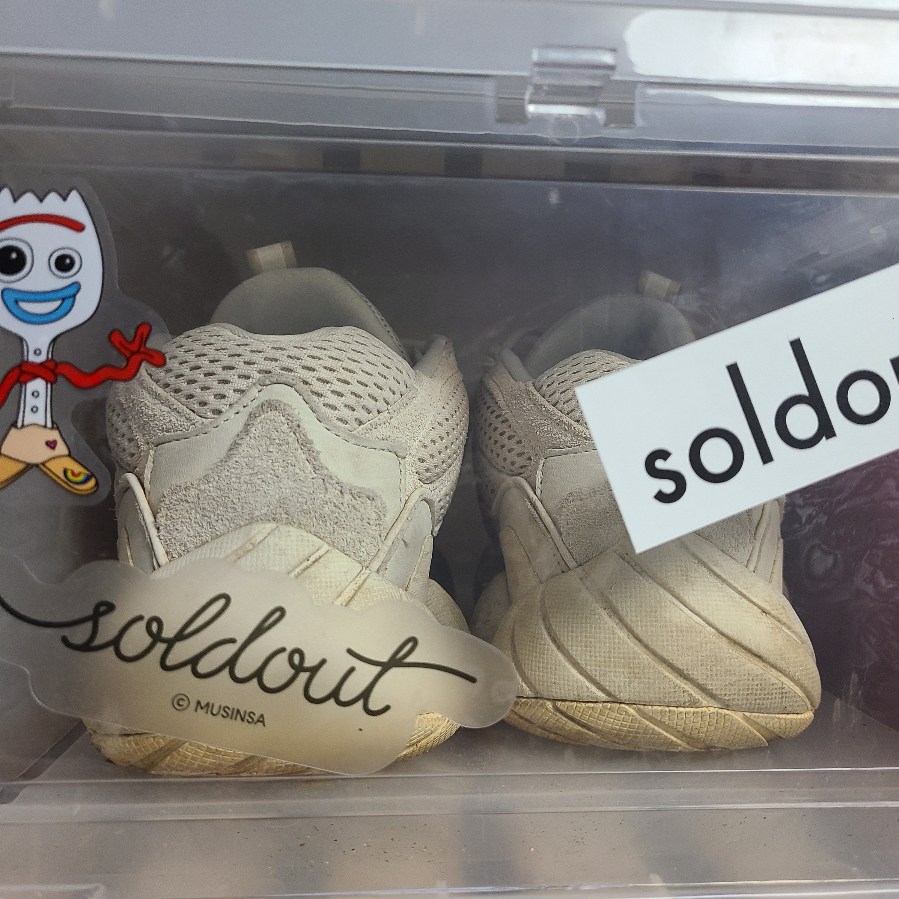 Adidas Yeezy 500 Bone White 착용 스타일