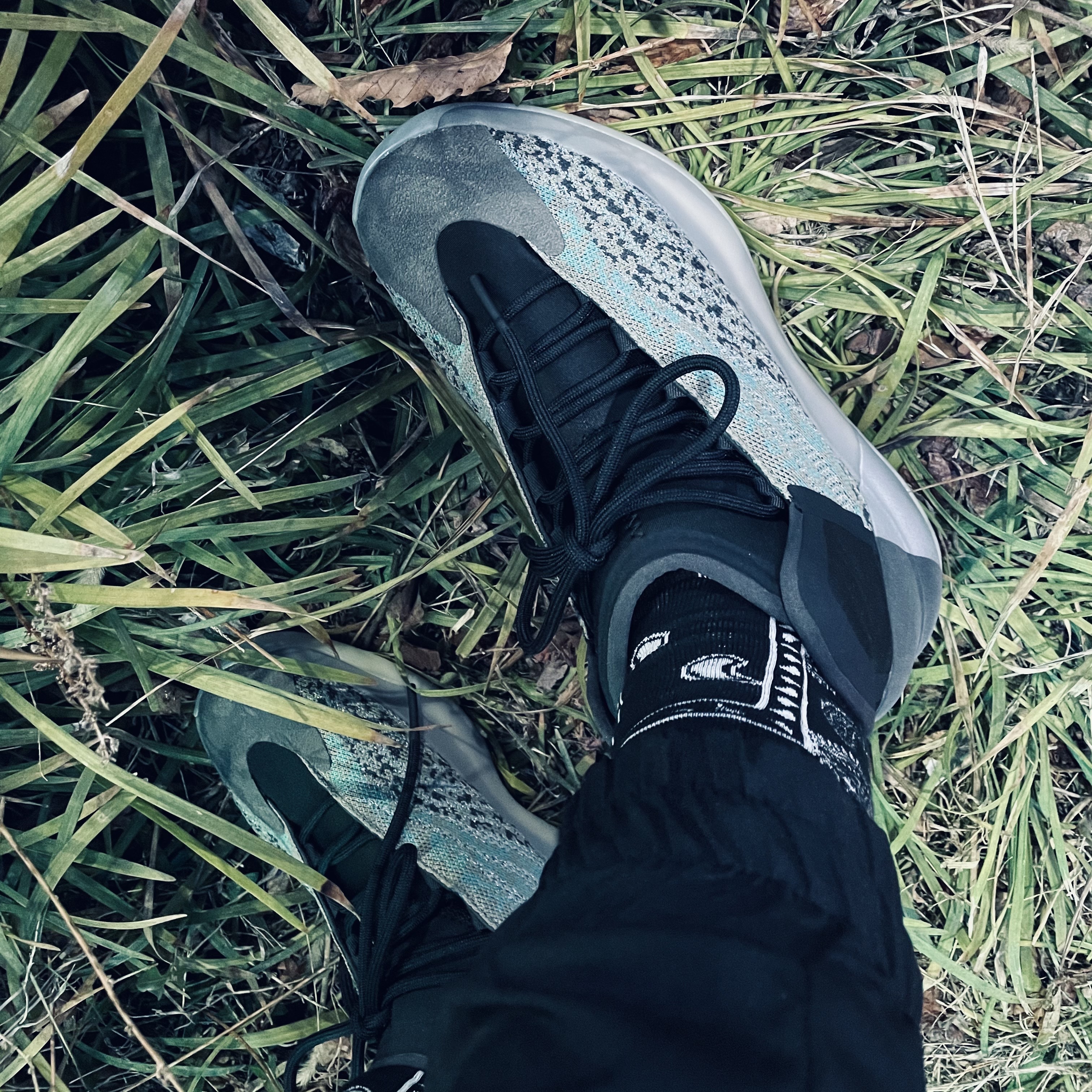 Adidas Yeezy QNTM Teal Blue 착용 스타일 - 3