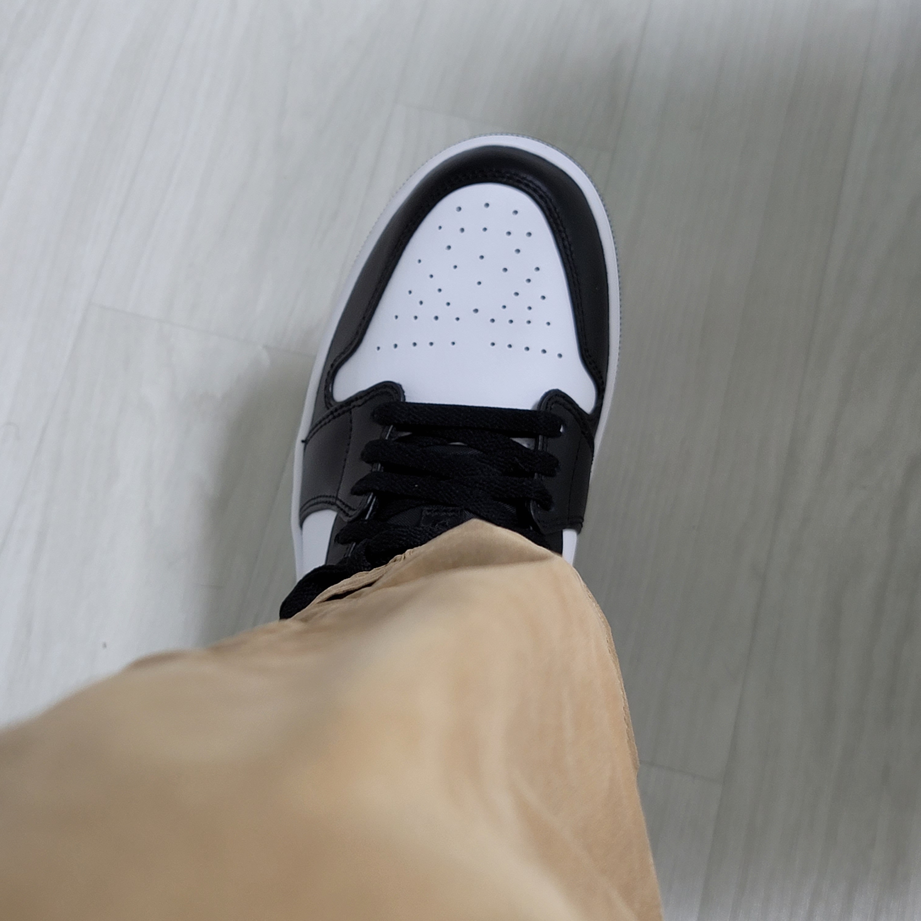 Jordan 1 Low Black Particle Grey 착용 스타일 - 3