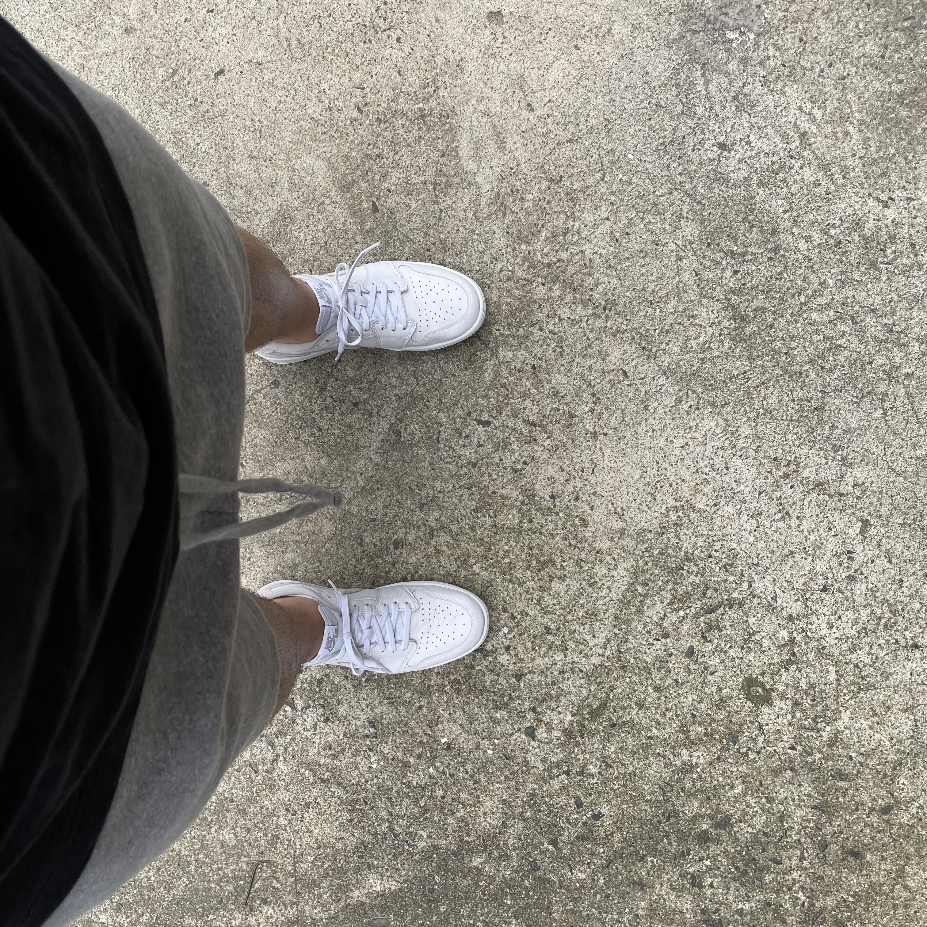 Jordan 1 Low OG Neutral Grey, Nike NRG Solo Swoosh T-Shirt Black - US/EU 착용 스타일 - 1