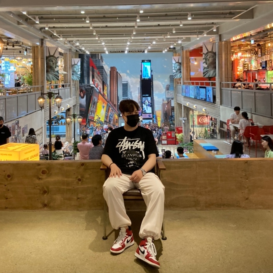 Jordan 1 Retro High Spider-Man Origin Story, Stussy DSM World Tour T-Shirt Black 착용 스타일