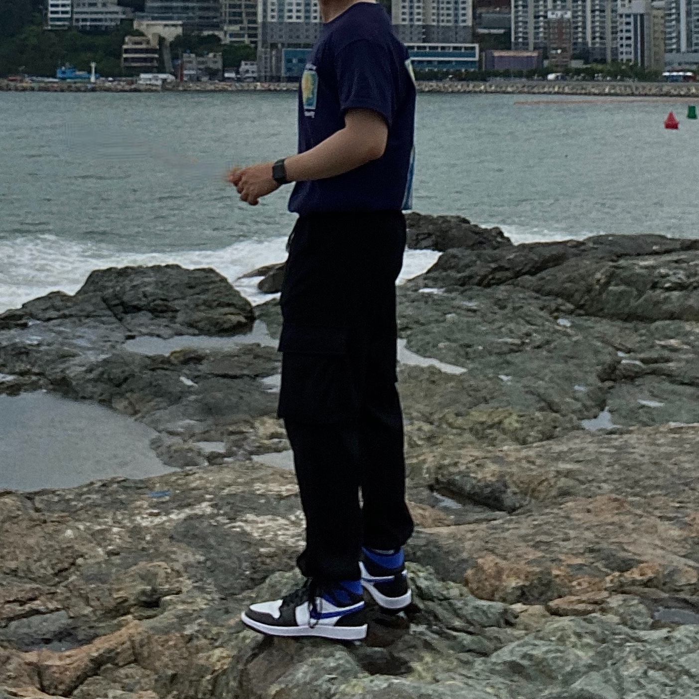 Jordan 1 Mid Racer Blue, Stussy Midnight Insanity T-Shirt Navy 착용 스타일
