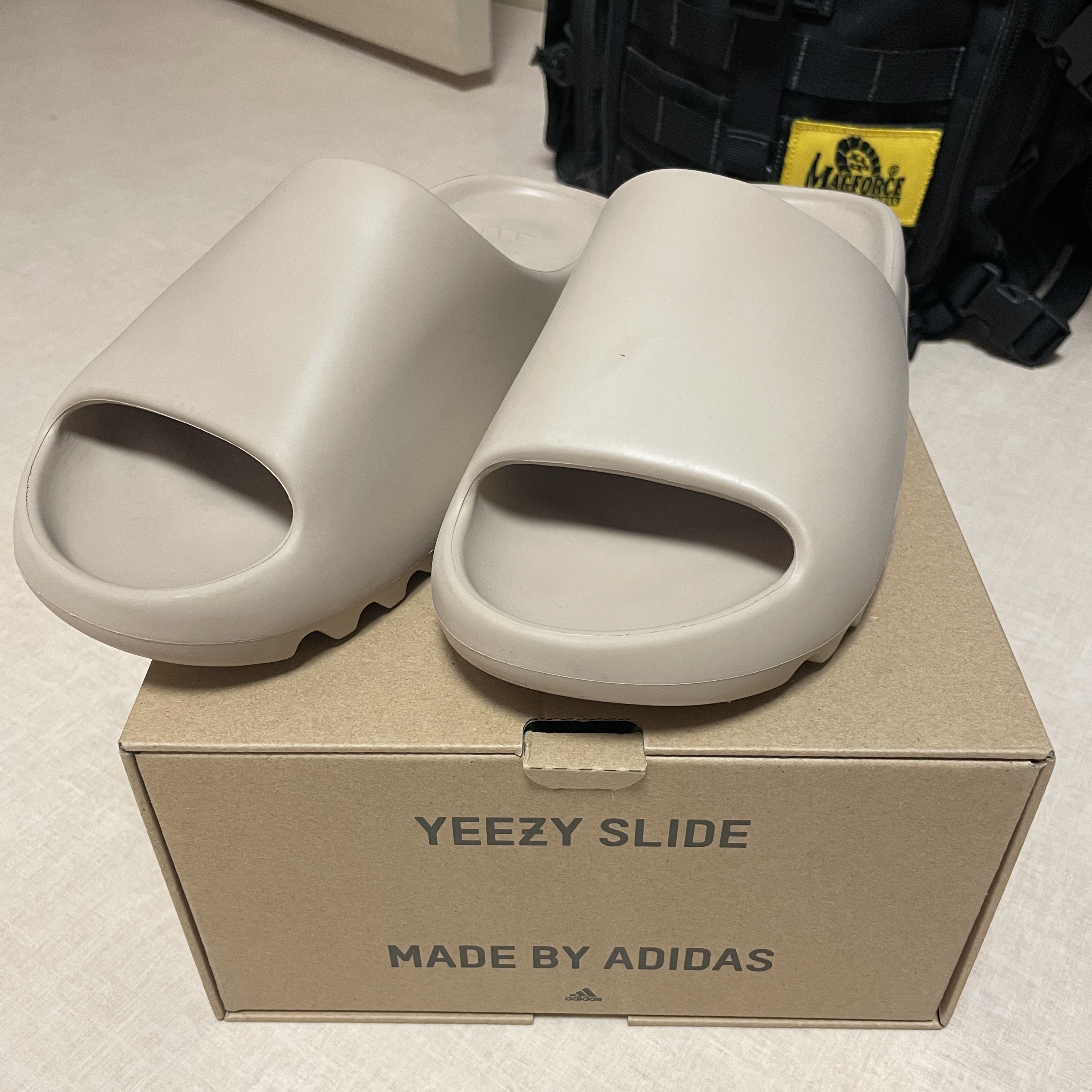 Adidas Yeezy Slide Pure, Supreme x The North Face Summit Series Outer Tape Seam Coaches Jacket Olive - 21SS 착용 스타일 - 1