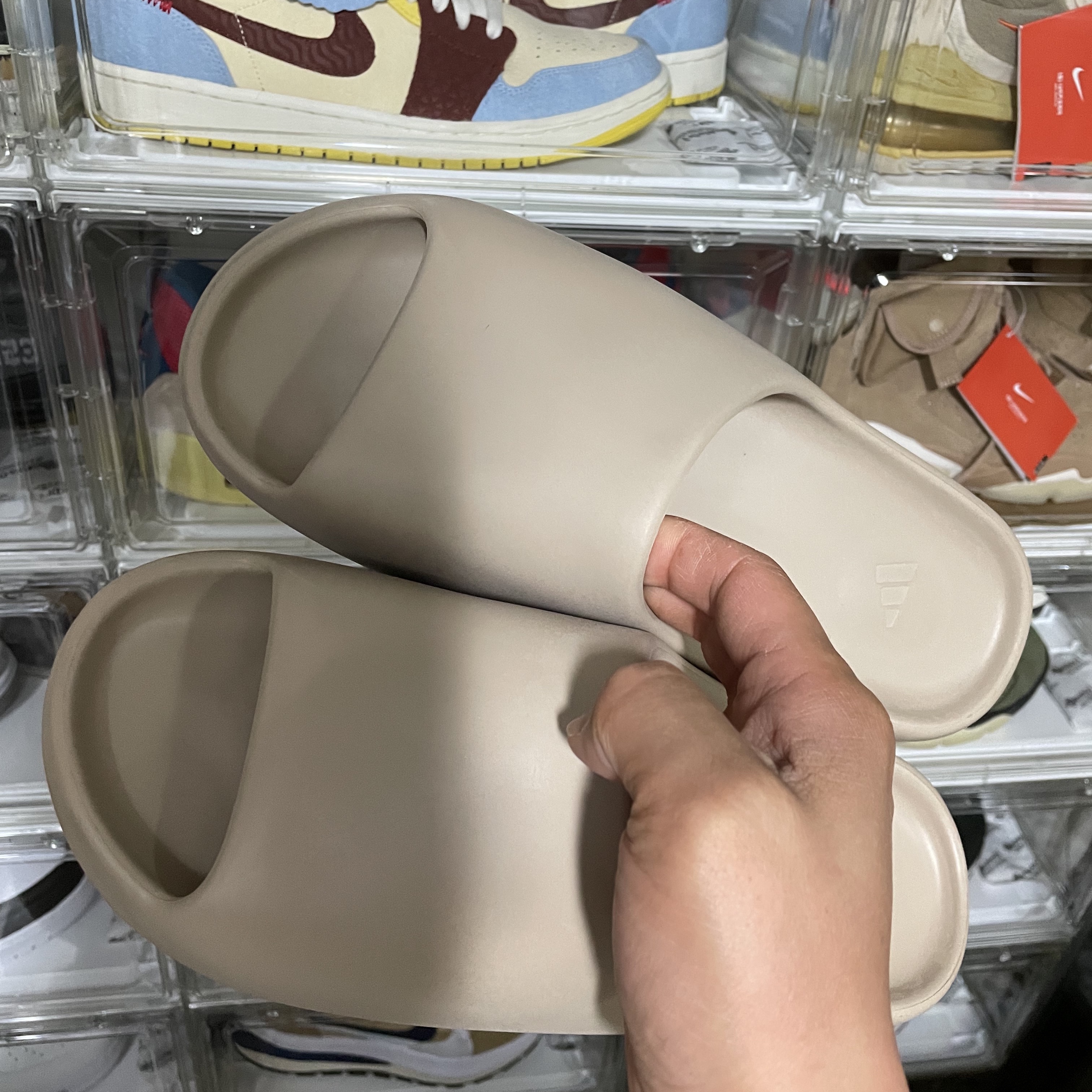 Adidas Yeezy Slide Pure 착용 스타일 - 3