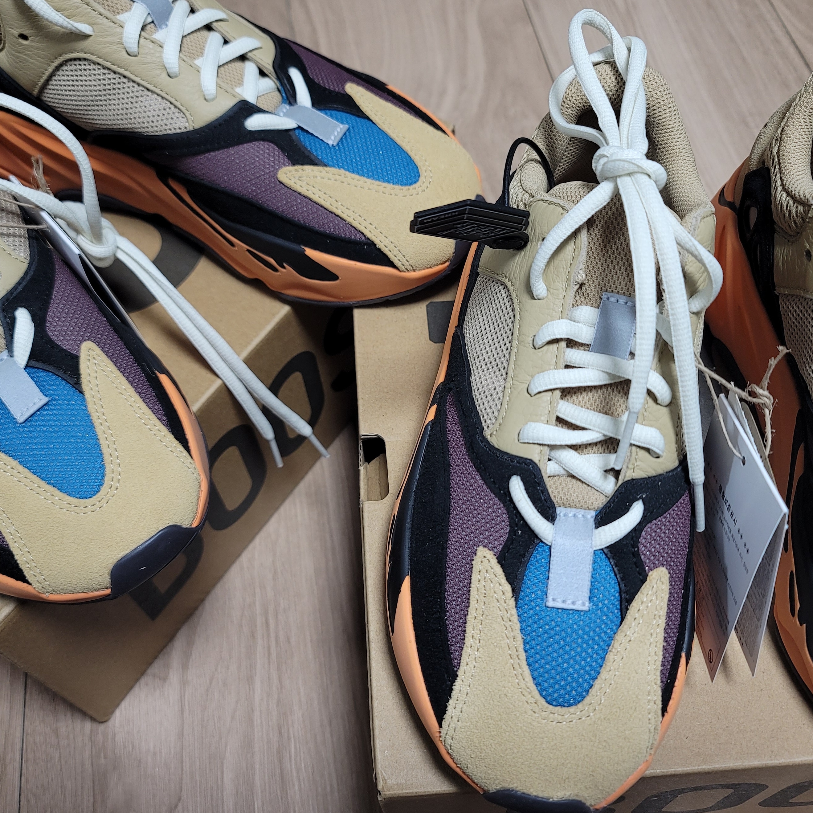 Adidas Yeezy Boost 700 Enflame Amber 착용 스타일