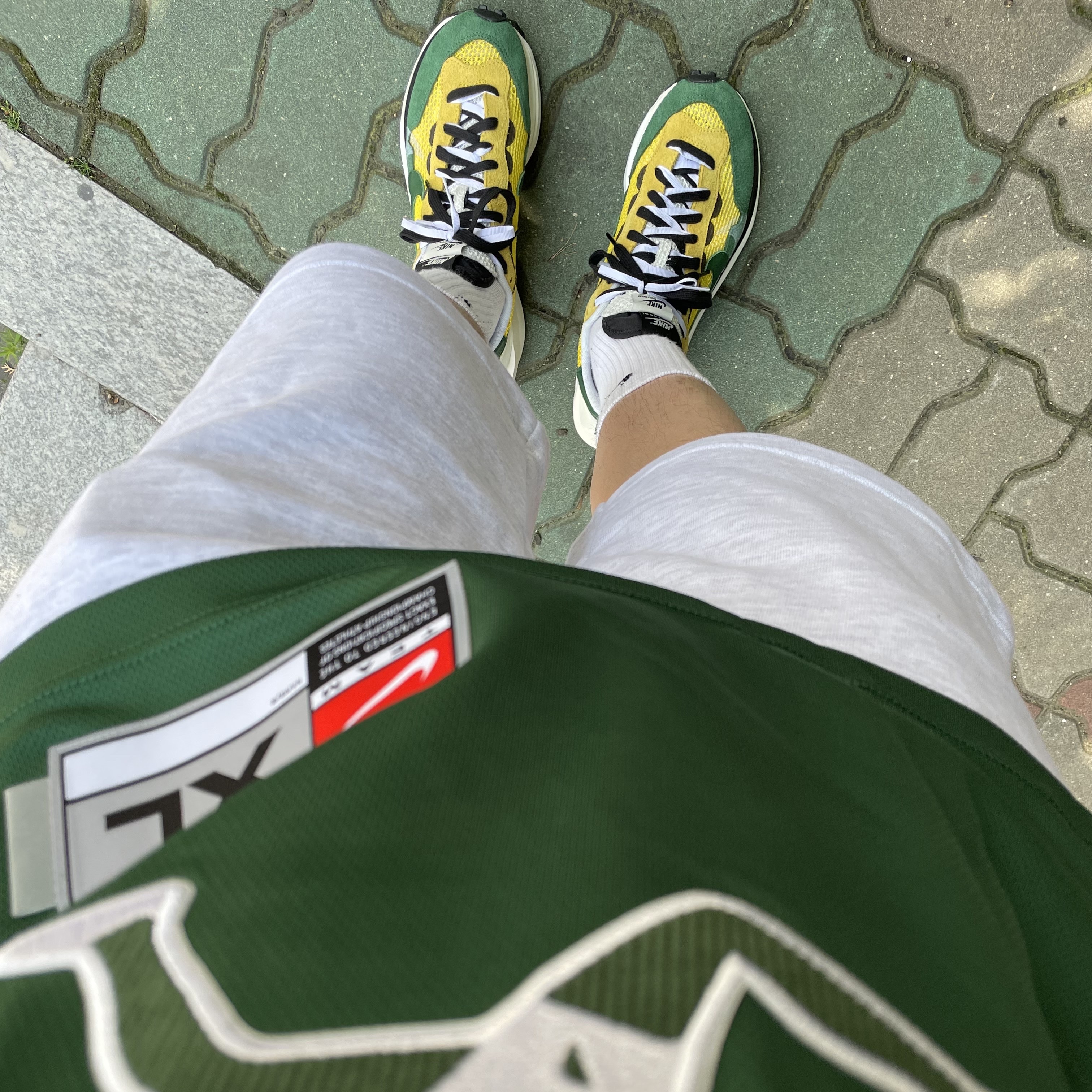 Nike x Sacai VaporWaffle Tour Yellow & Gorge Green Sail 착용 스타일 - 5