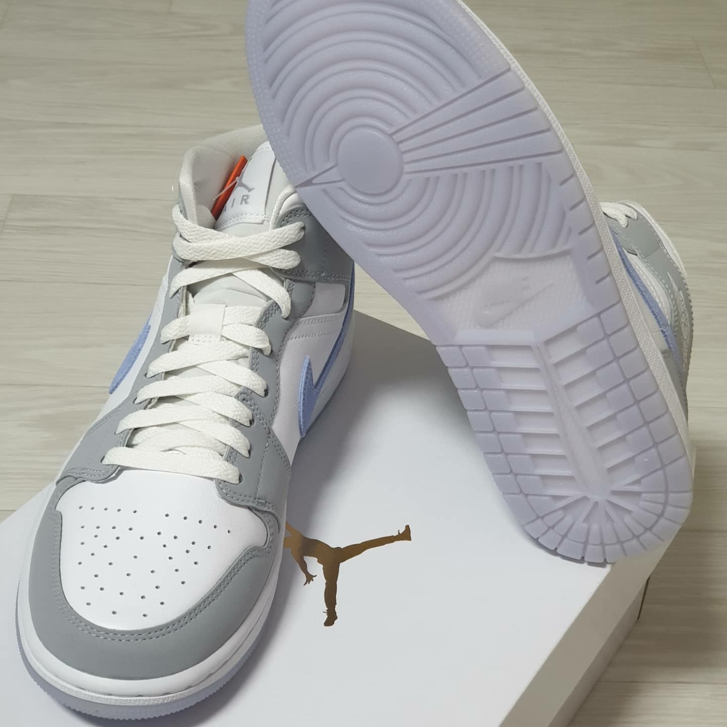 (W) Jordan 1 Mid Wolf Grey 착용 스타일 - 3