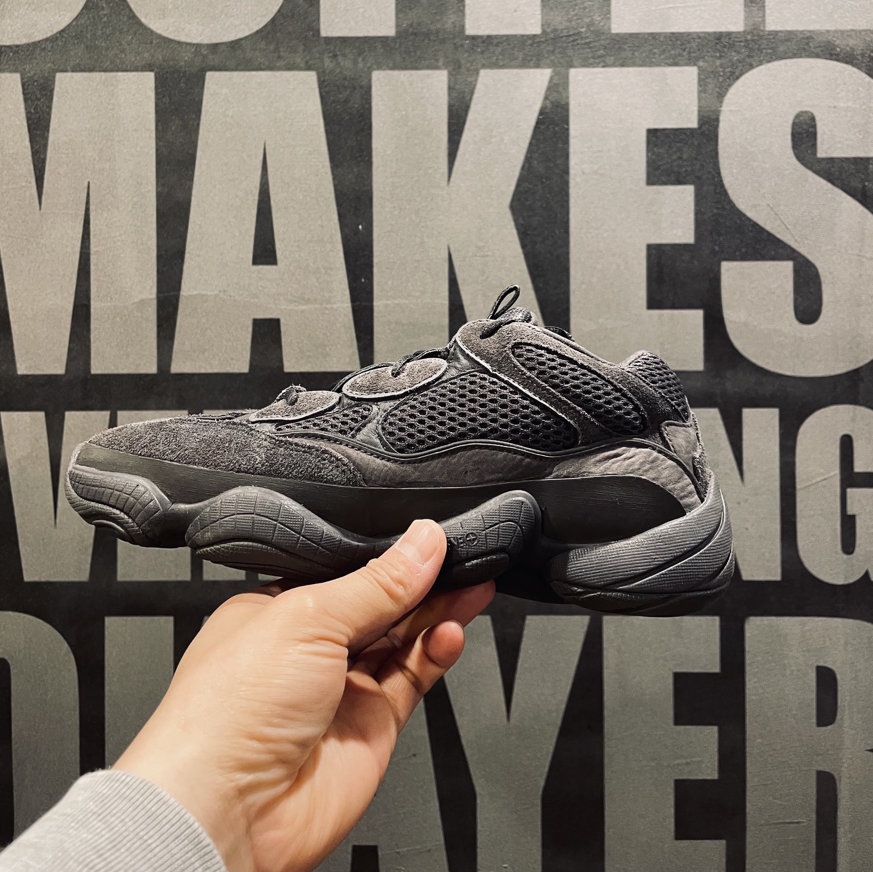 Adidas Yeezy 500 Utility Black 2018/2020 착용 스타일 - 2
