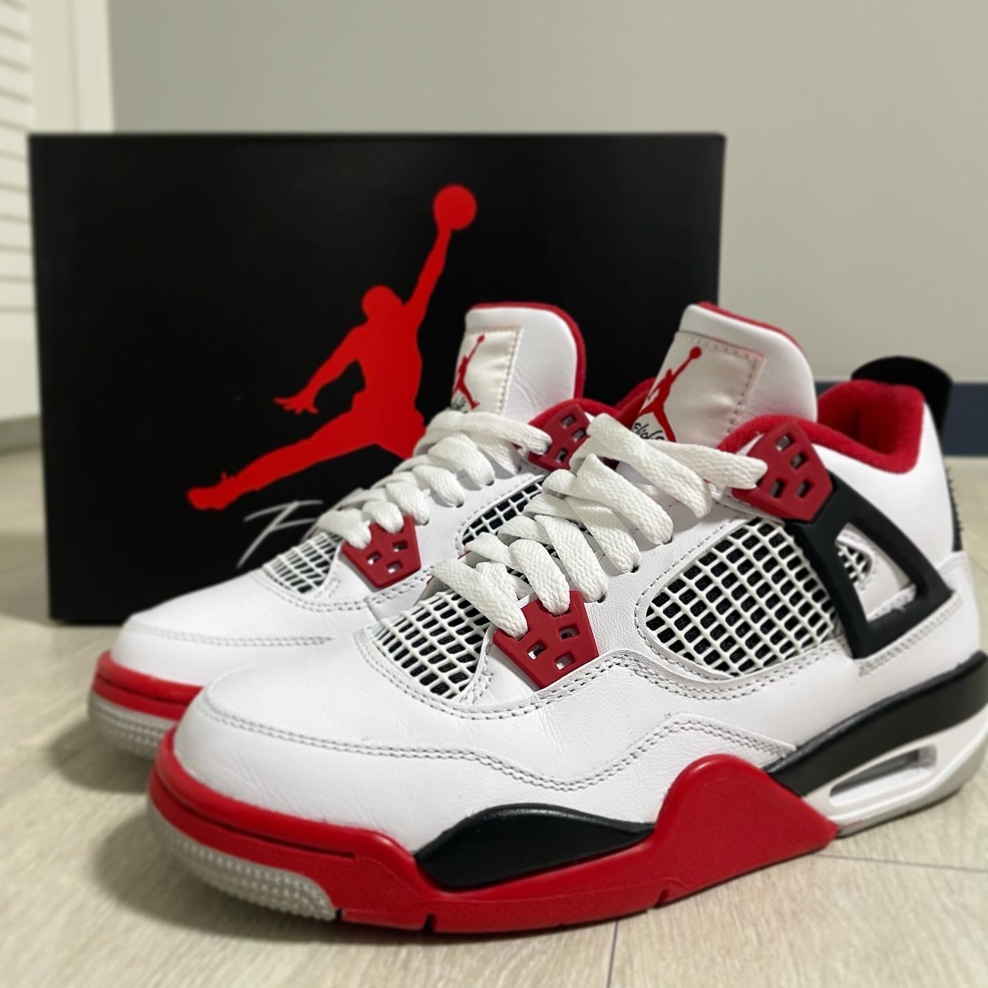 Jordan 4 Retro OG Fire Red 2020 착용 스타일 - 1