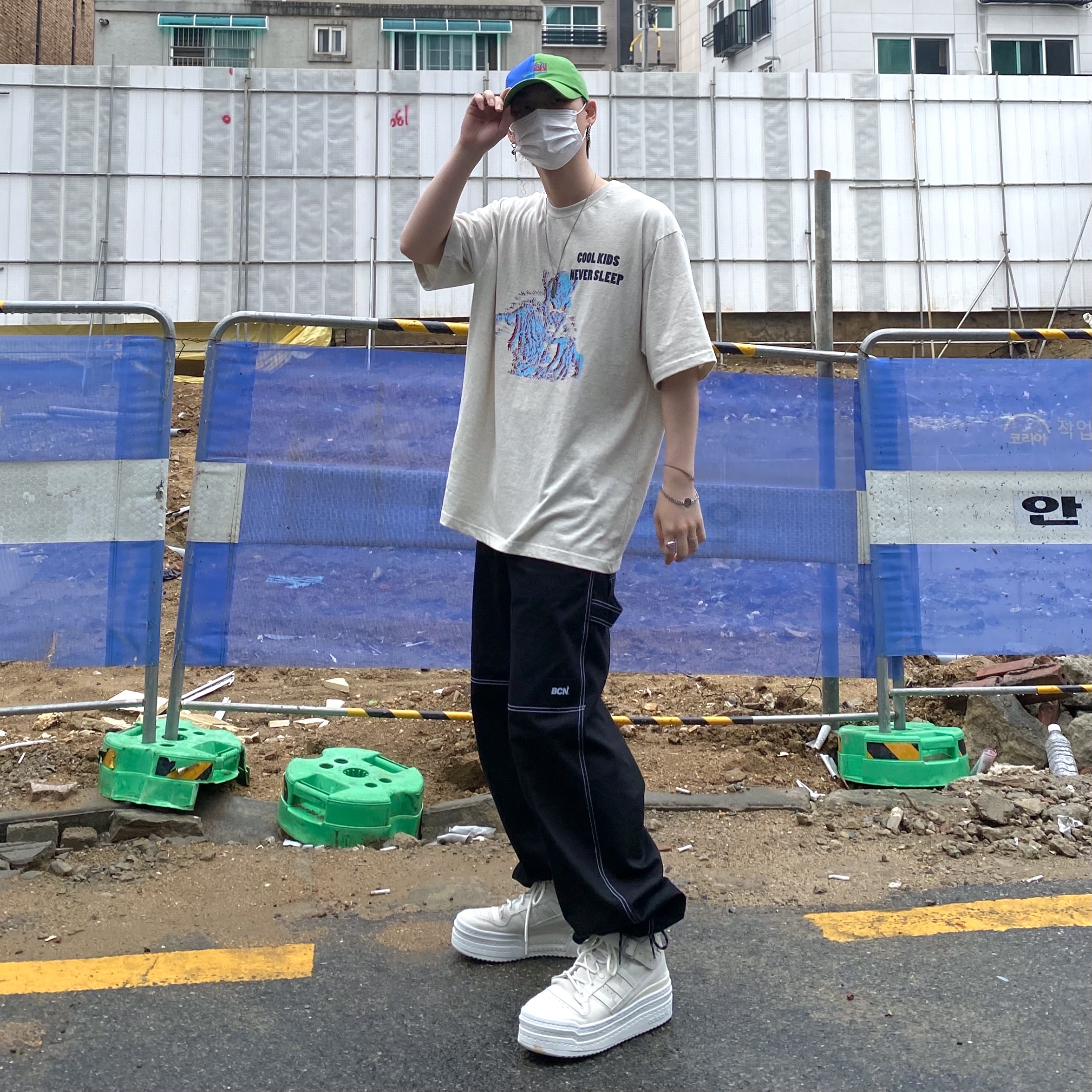 (W) Adidas Triple Platforum Hi Off White 착용 스타일 - 1