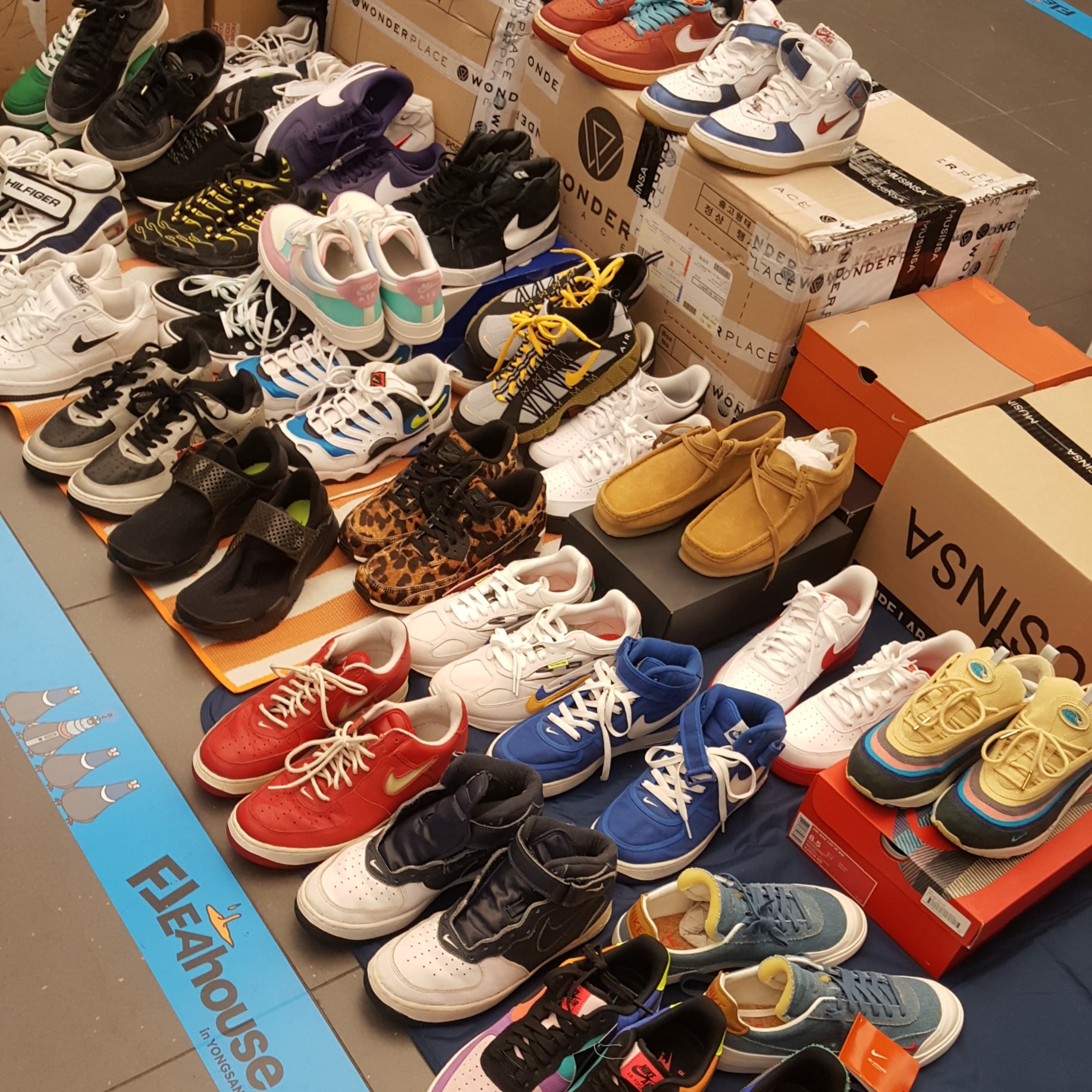 Nike x Sean Wotherspoon Air Max 1/97, Nike Air Force 1 Mid QS University Red and Midnight Navy 착용 스타일 - 1